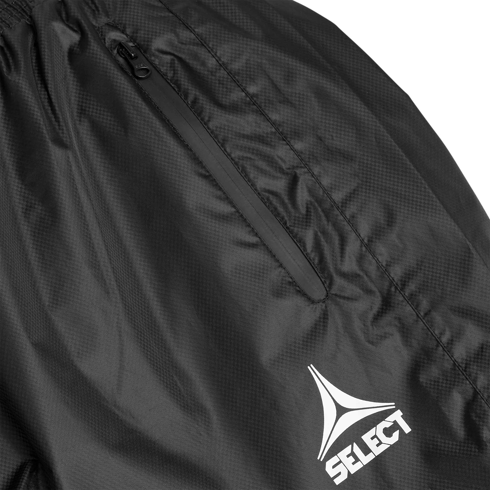 Closeup af sorte All-weather pants Monaco v24 med lynlåslomme og Select-logo. Kamp- og træningstøj til fodbold.