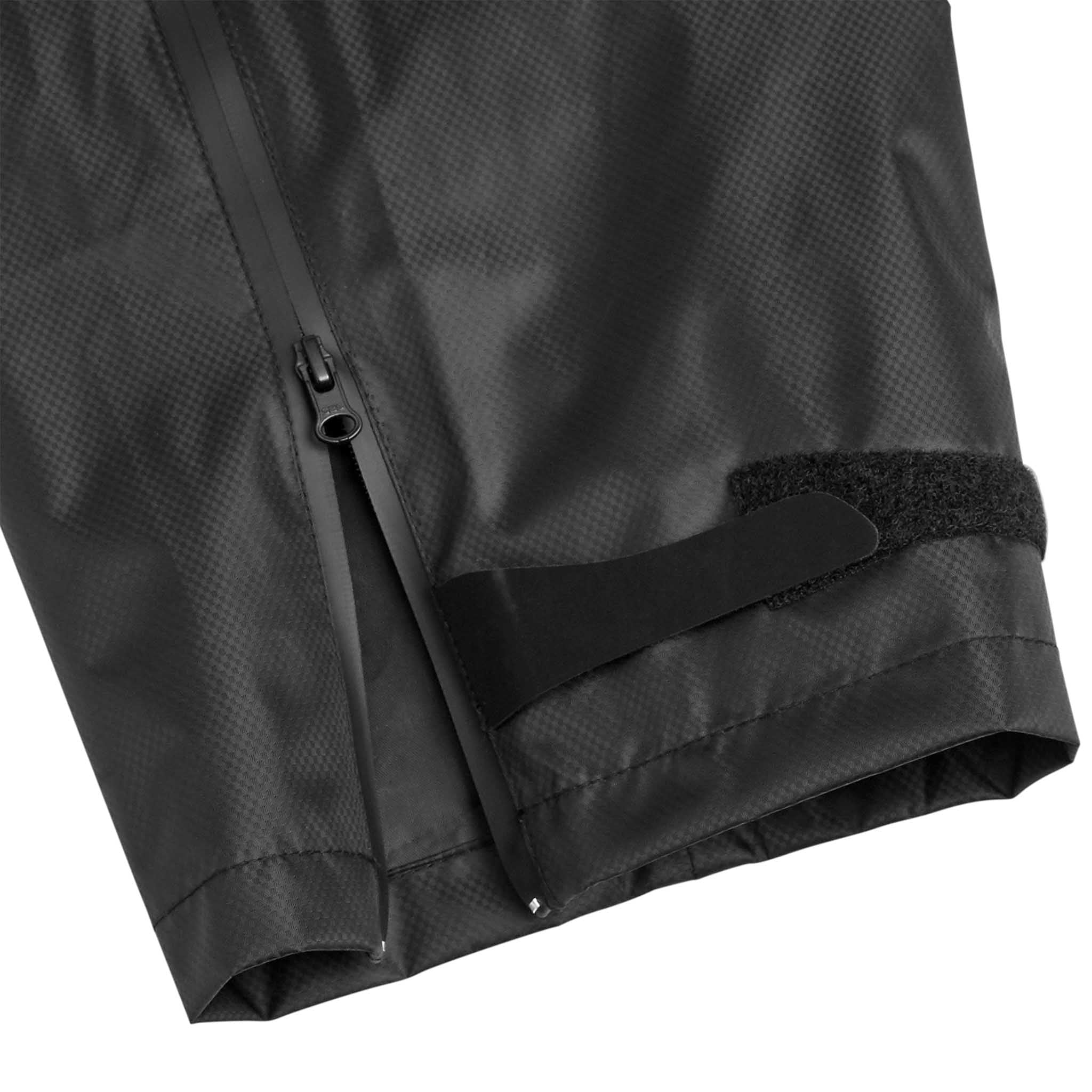 Nærbillede af sorte All-weather pants Monaco v24, Match & Training wear, med lynlås og burrebånd ved anklen.