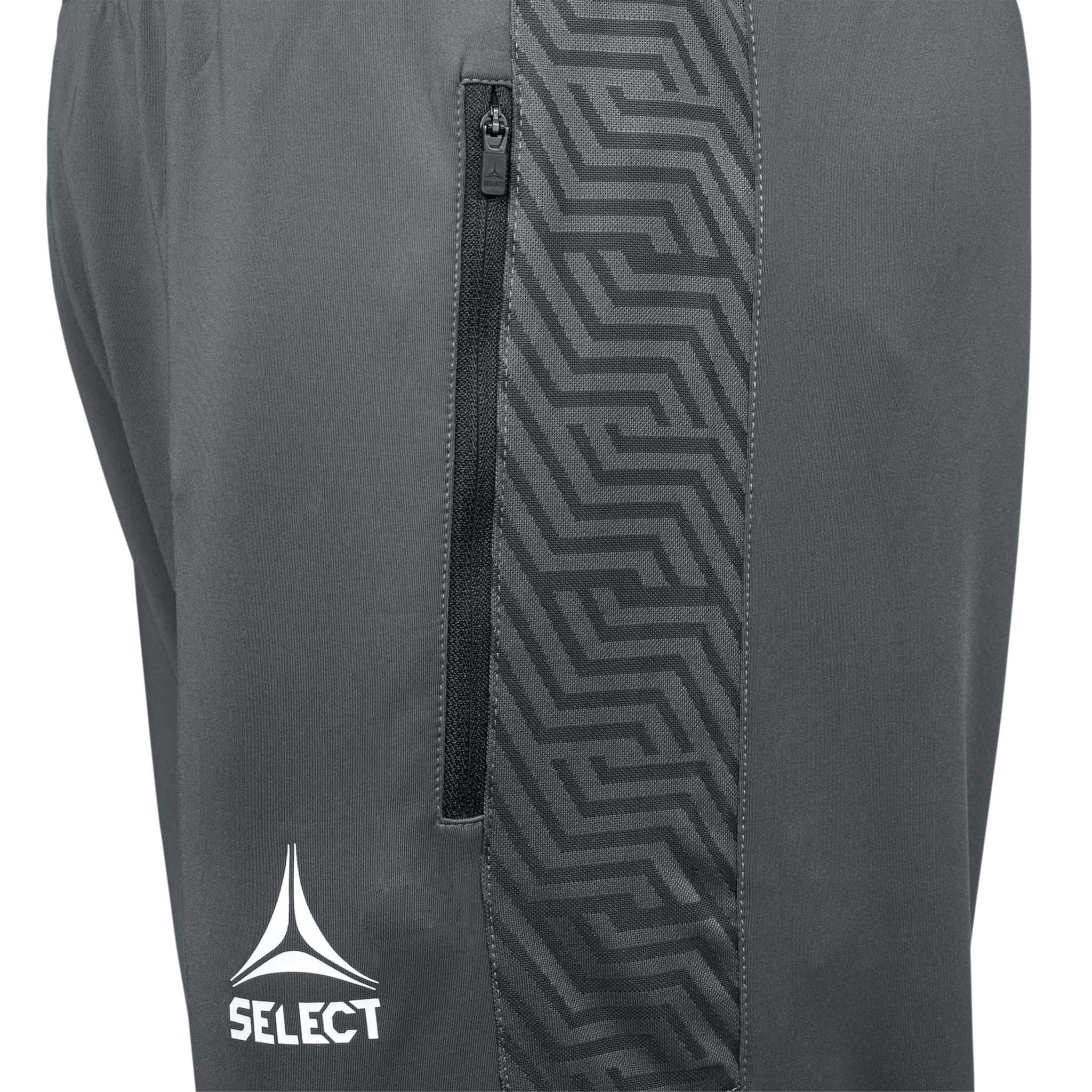 Nærbillede af grå Training pants Regular Fit Monaco v24, fodbold Match & Training wear, viser lynlåslomme og logo.