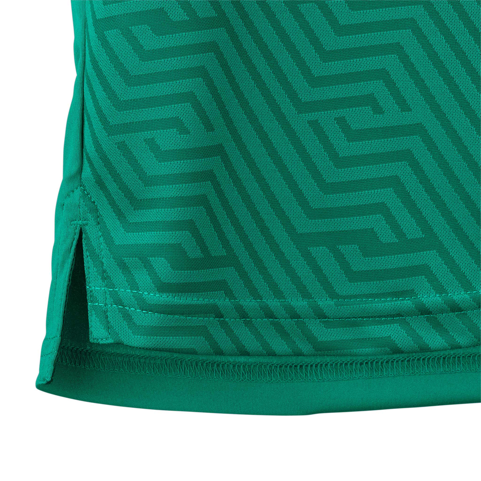 Nærbillede af grøn Player shirt S/S Monaco v24 fodbold kamp- & træningstøj, geometrisk mønster og sidekant