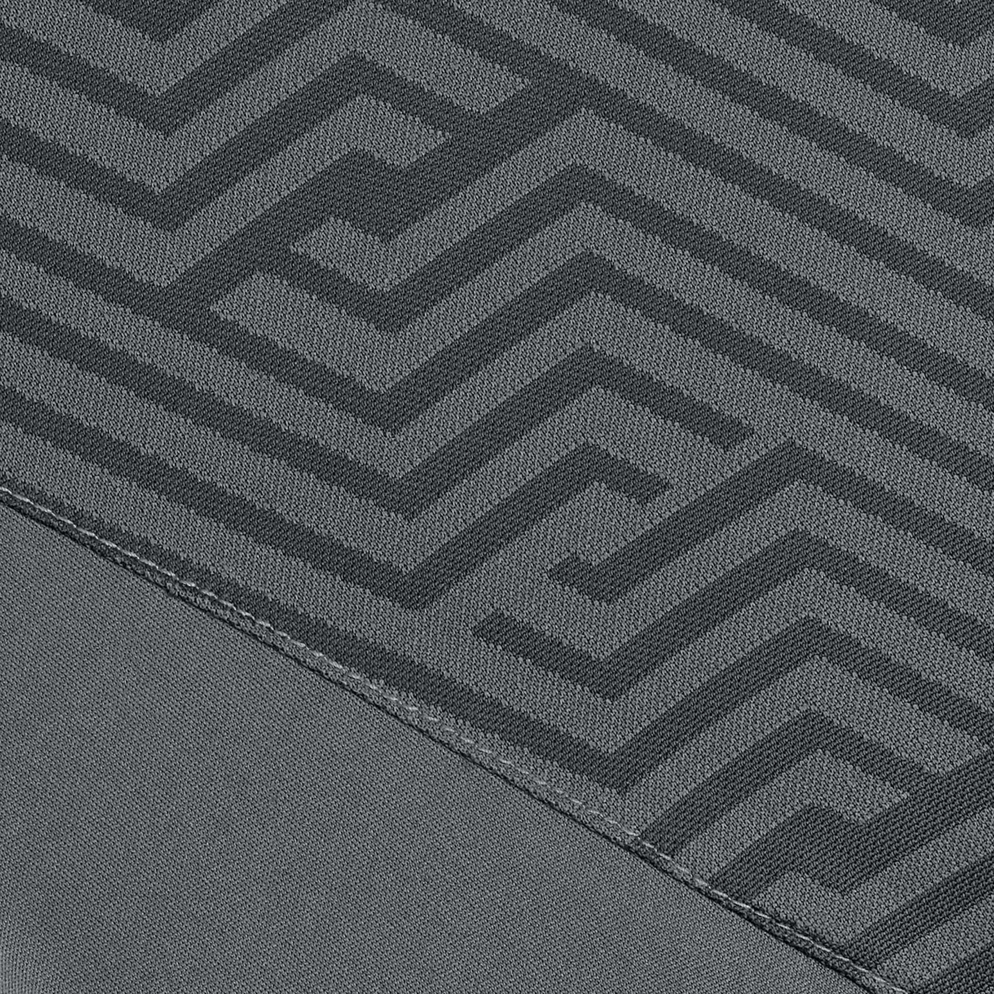 Nærbillede af Player shirt S/S Monaco v24, Match & Training wear, med gråt geometrisk labyrintmønster i stoffet