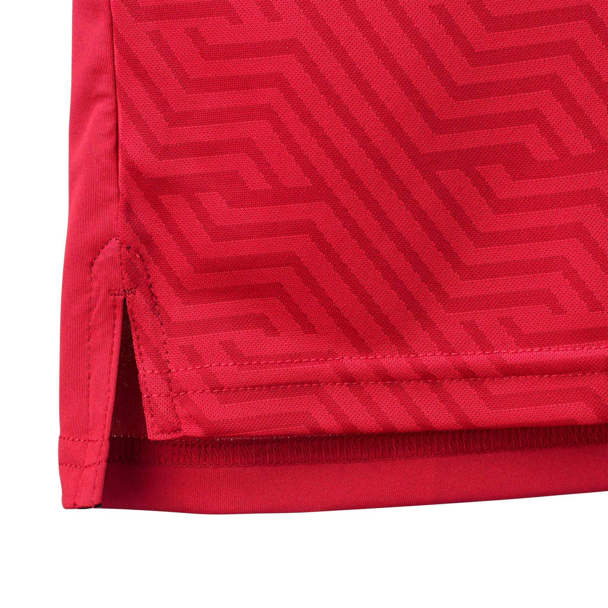 Nærbillede af Player shirt S/S Monaco v24, Kamp- & Træningstøj, rødt stof med geometrisk mønster og sidesøm.