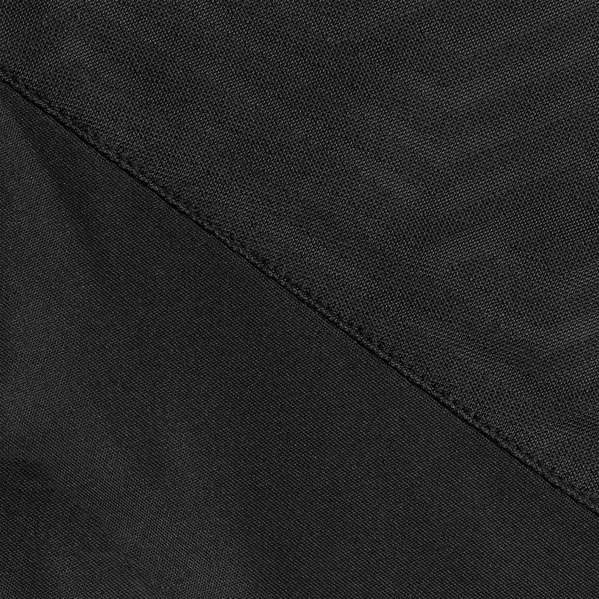 Nærbillede af Technical Polo Monaco v24 fritidstøj, sort og hvidt stof med diagonal syet sømdetalje