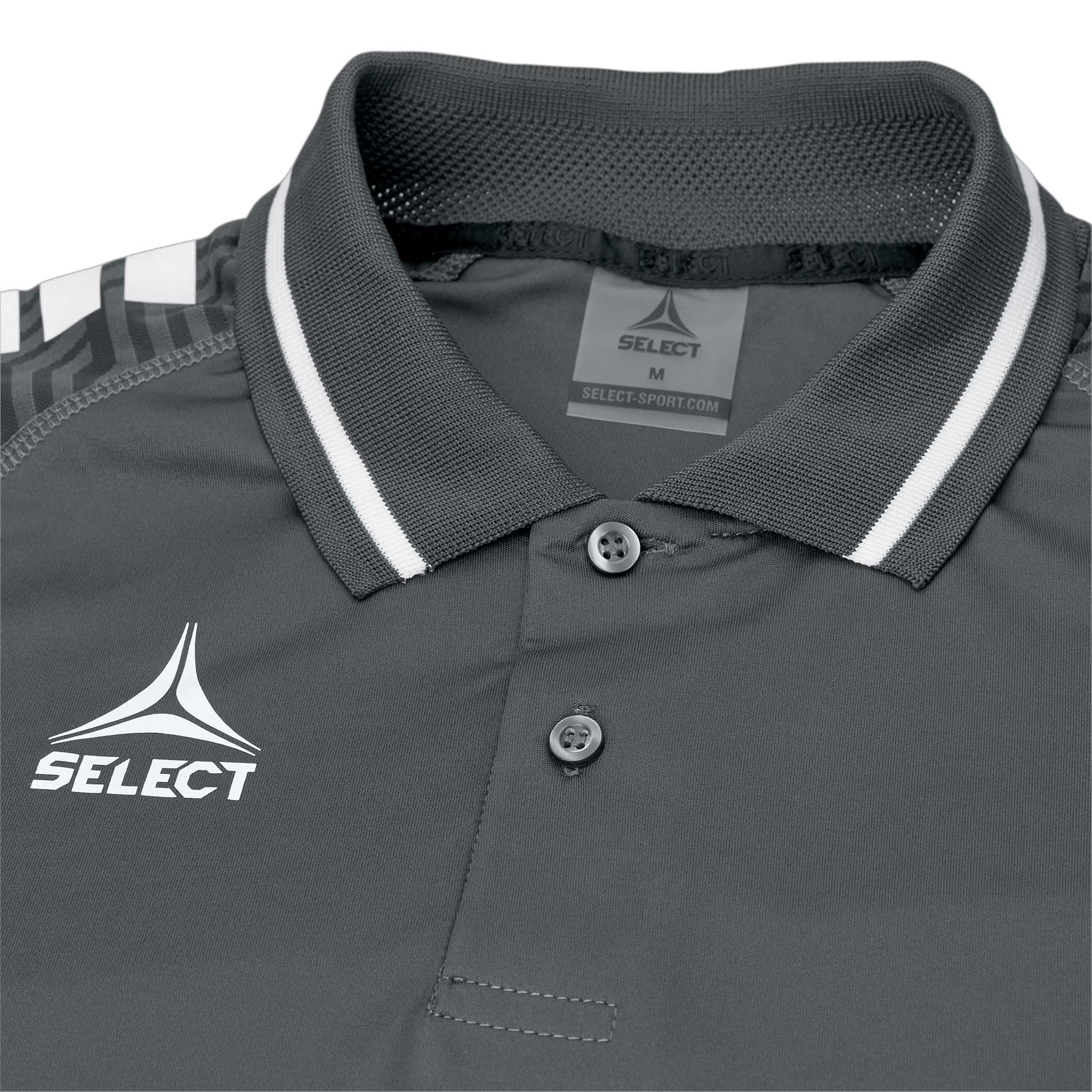 Nærbillede af grå Technical Polo Monaco v24 fritidstøj med krave, hvid kant, knapper og Select-logo.