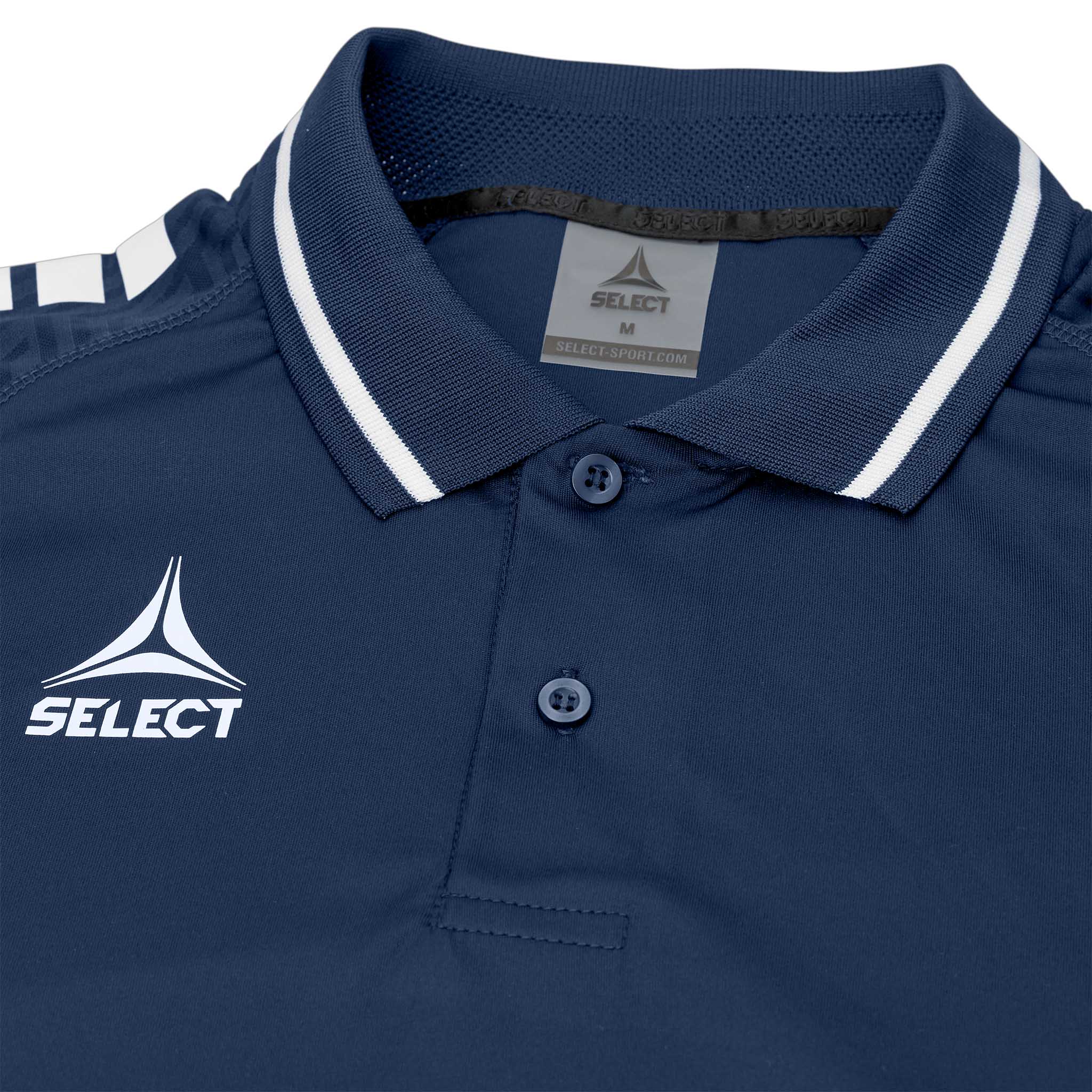 Nærbillede af marineblå Technical Polo Monaco v24 fritidstøj med hvidt logo, krave og knapdetalje.