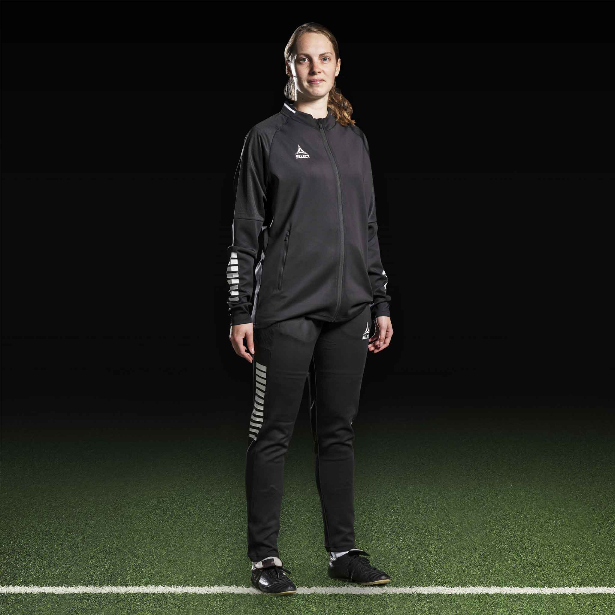 Kvindelig fodboldspiller i sort-hvid Training jacket Monaco v24, Match & Training wear, set forfra.