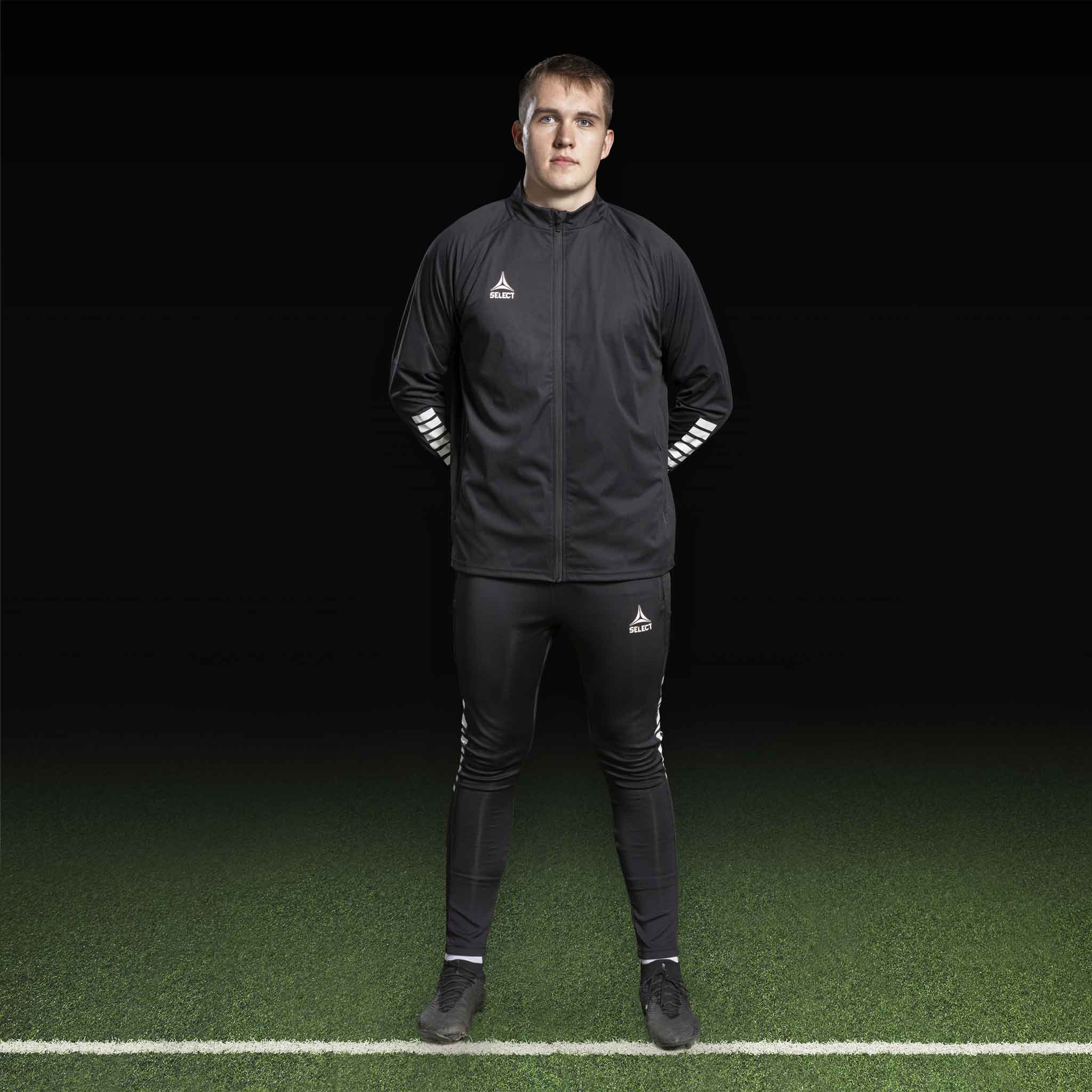 Mandlig fodboldspiller i sort-hvid Training jacket Monaco v24, Match & Training wear, set forfra.