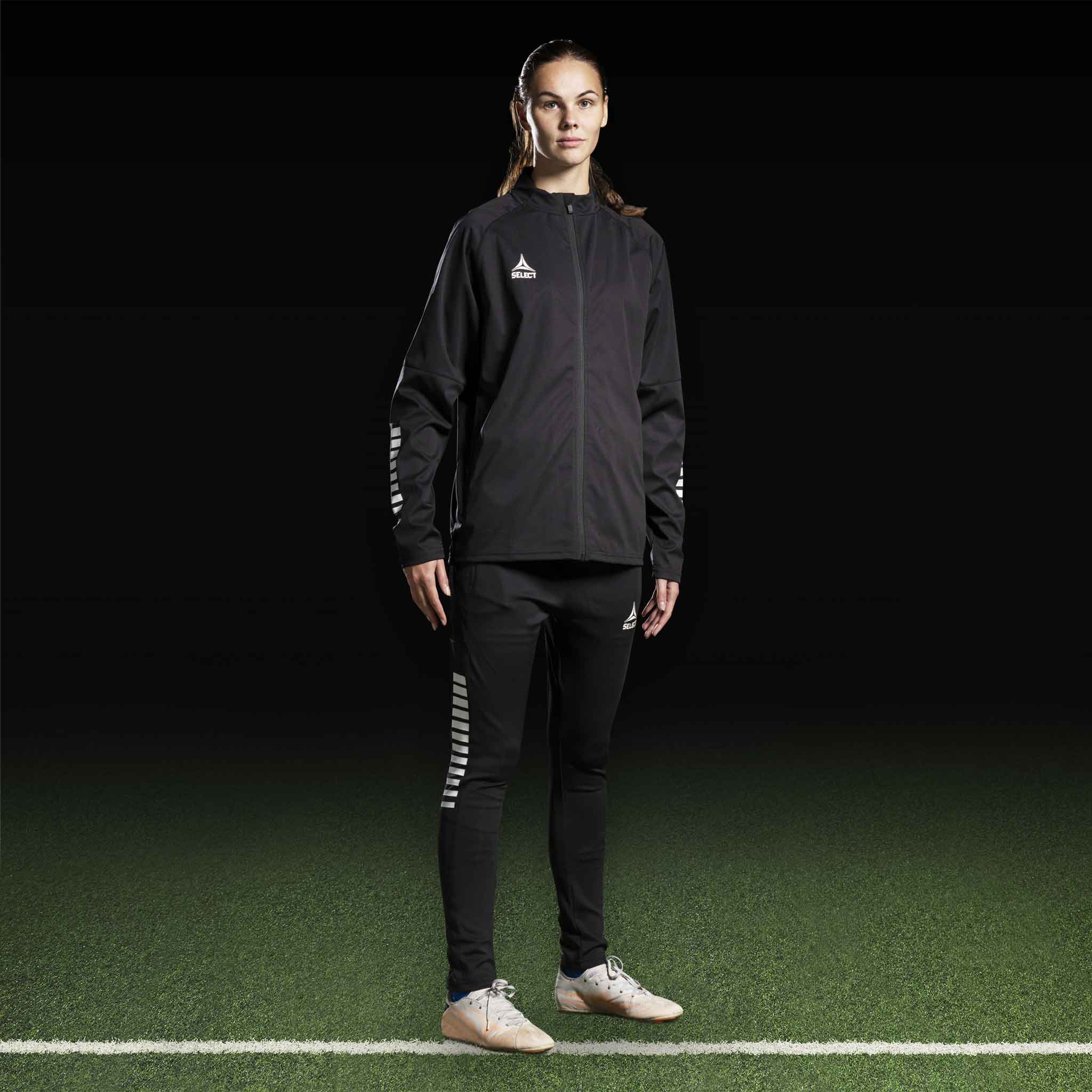 Kvindelig fodboldspiller i sort-hvid Training jacket Monaco v24, Match & Training wear, forfra.