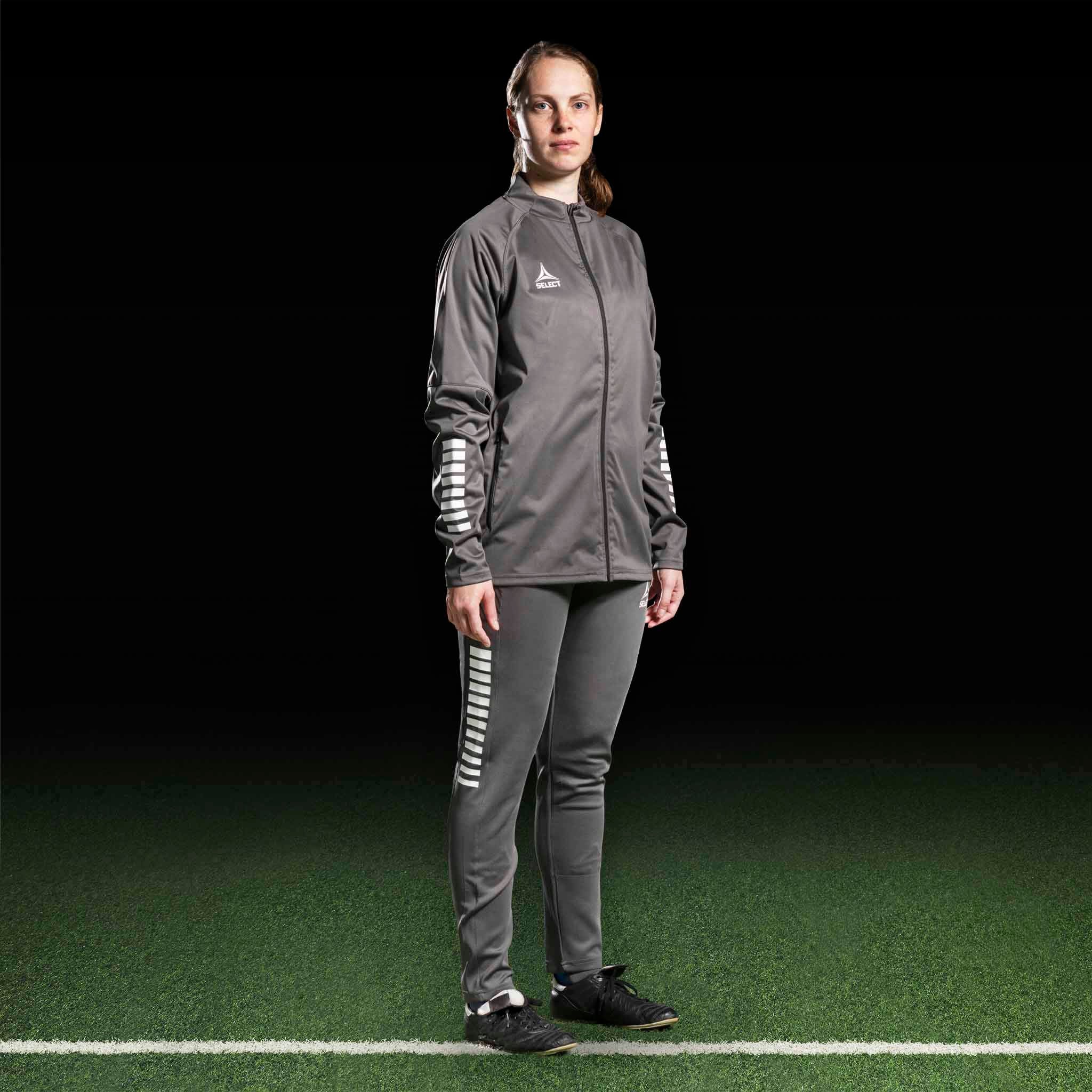 Kvindelig fodboldspiller i grå og hvid Training jacket Monaco v24, Match & Training wear, set forfra.