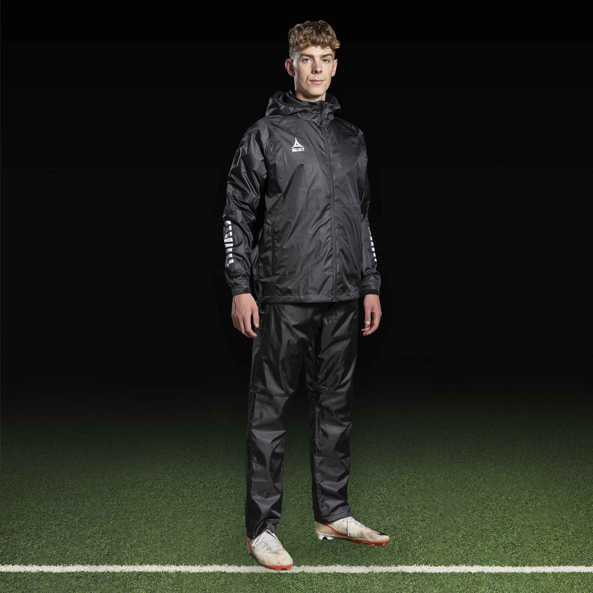 Mandlig fodboldspiller i sorte All-weather bukser Monaco v24, Kamp & Træningstøj, set forfra.