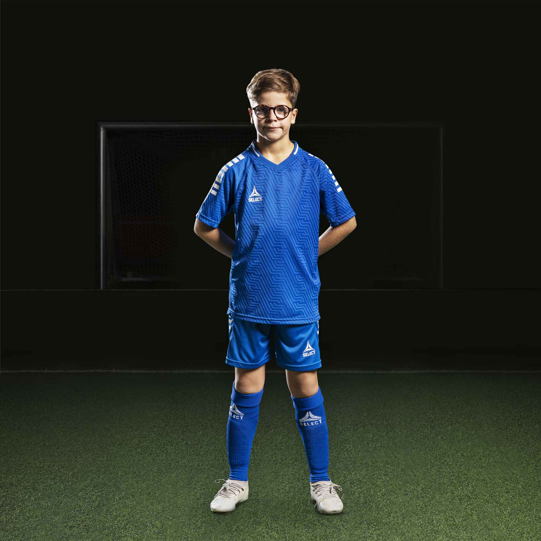 Dreng fodboldspiller i blå Player shorts Monaco v24 og matchende trøje, Match & Training wear, set forfra.