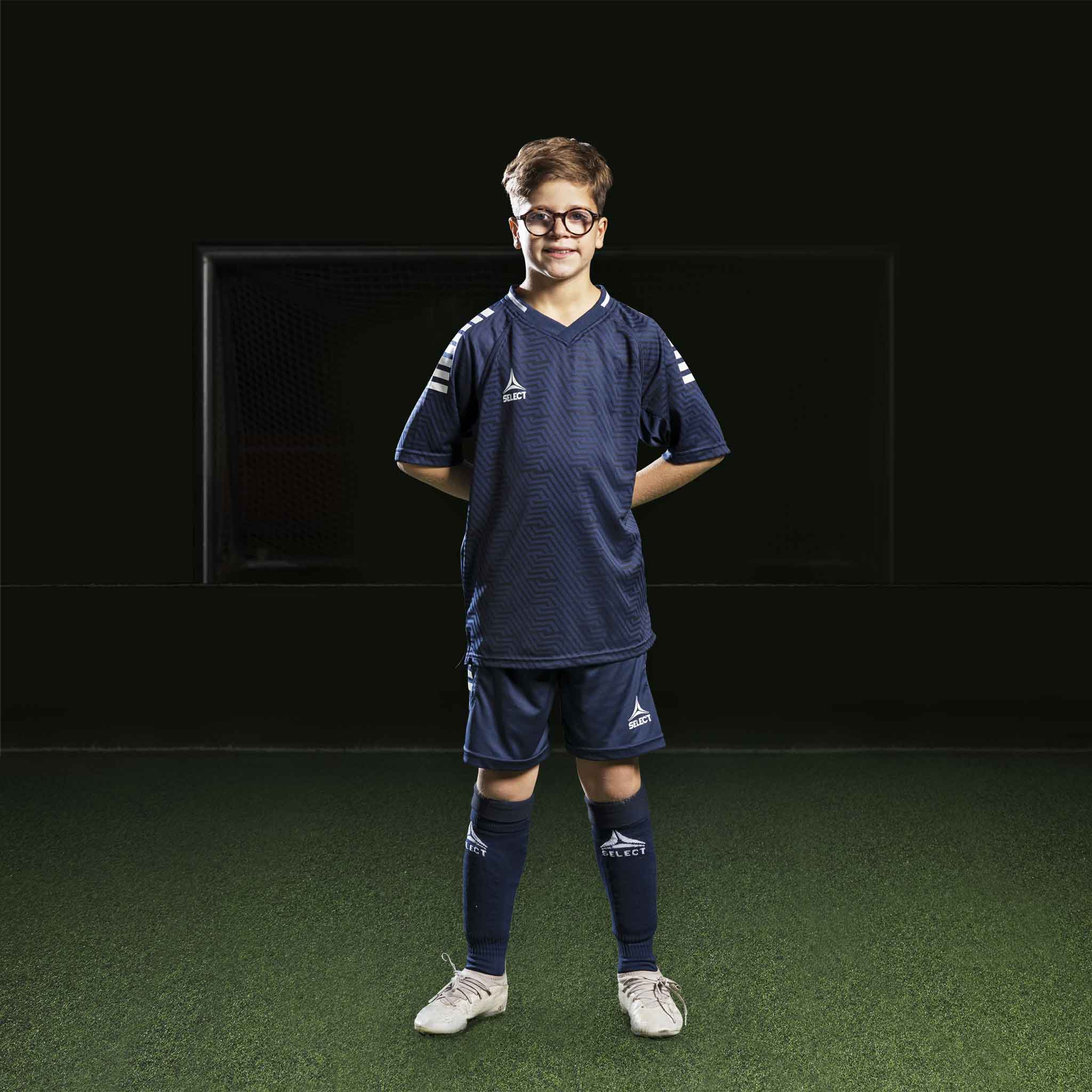 Dreng fodboldspiller i navy og hvide Player shorts Monaco v24, Match & Training tøj, set forfra.