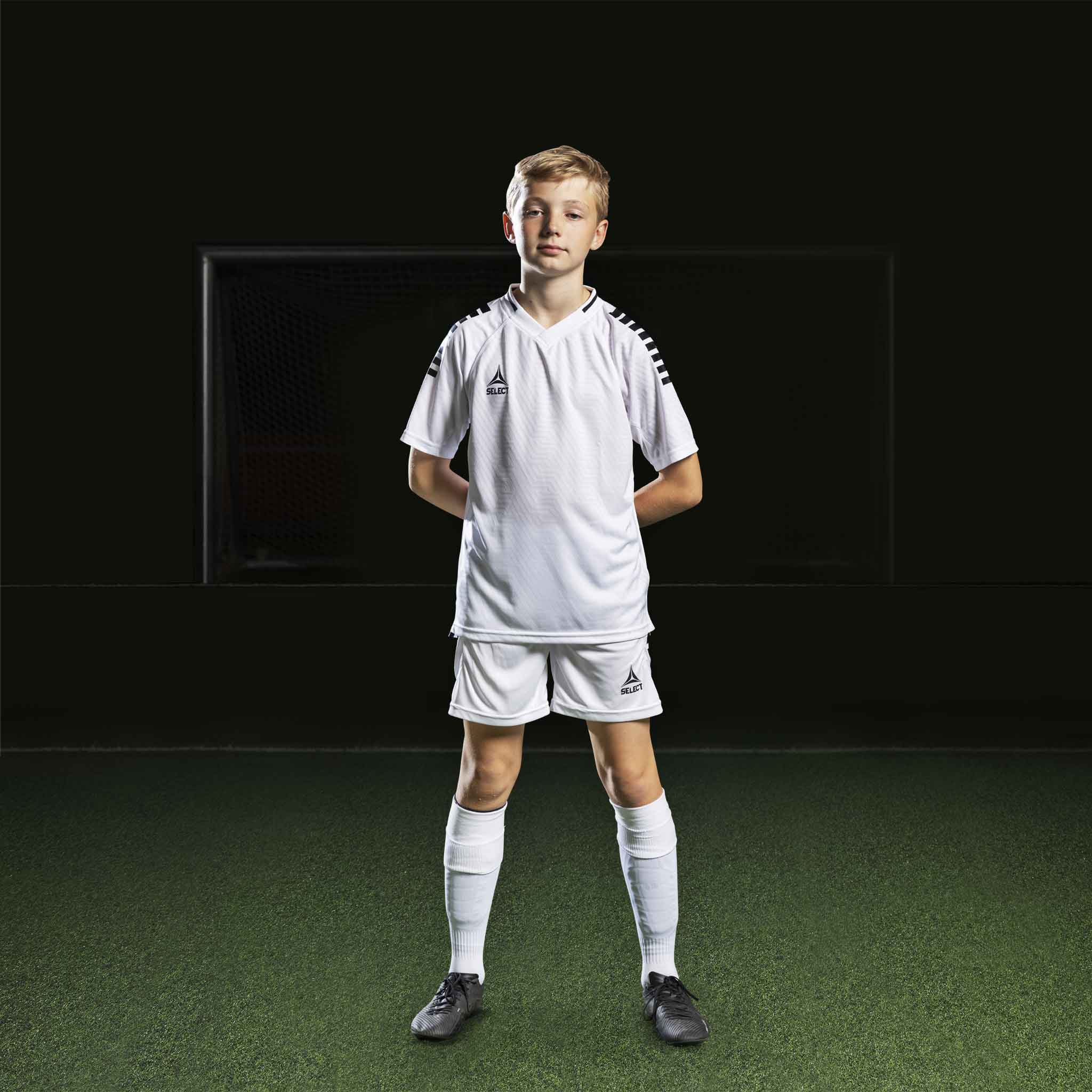 Dreng fodboldspiller i hvide Player shorts Monaco v24, Match & Training wear, set forfra.