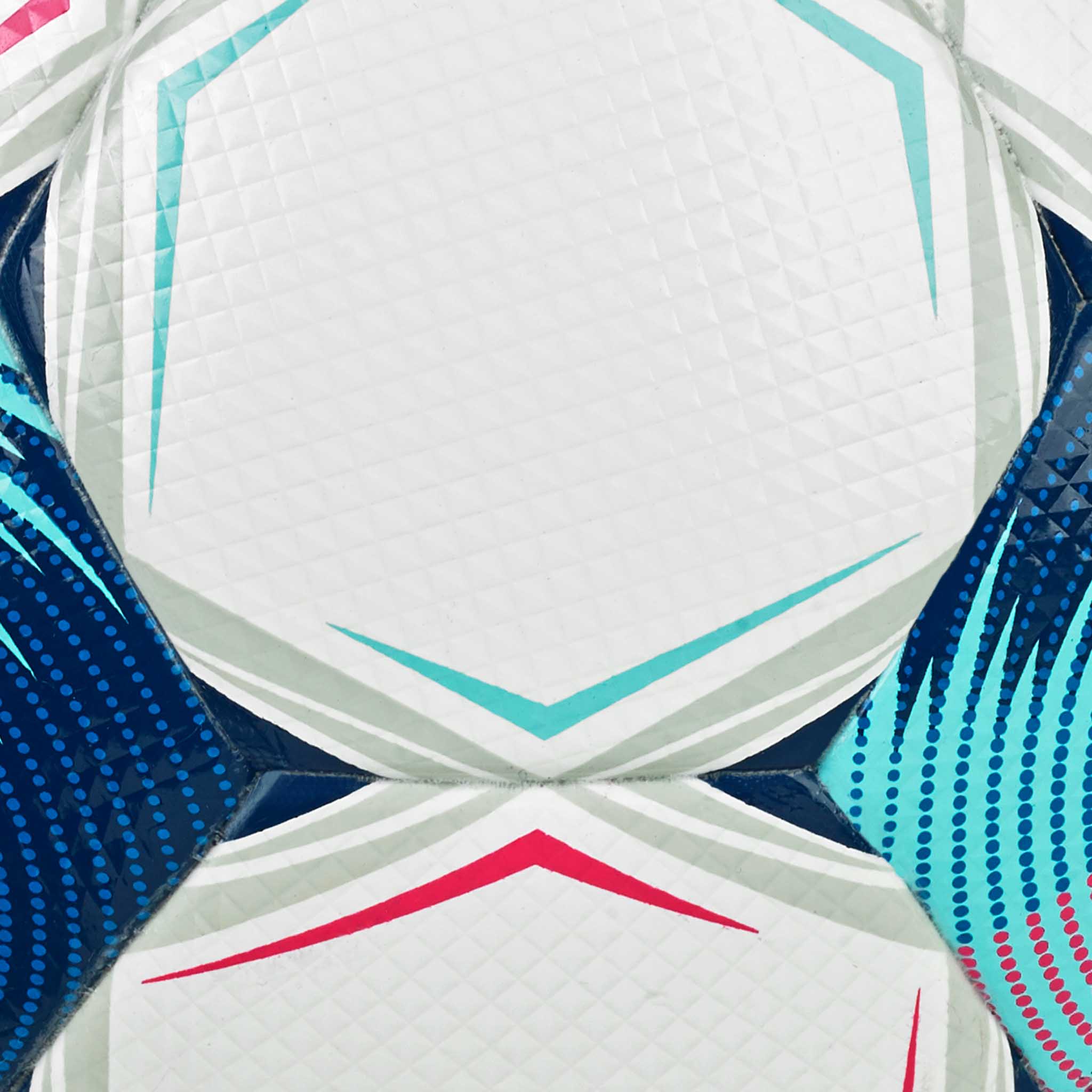 Nærbillede af Brillant Super TB v25 fodbold, hvide paneler med blå, pink og turkis detaljer.