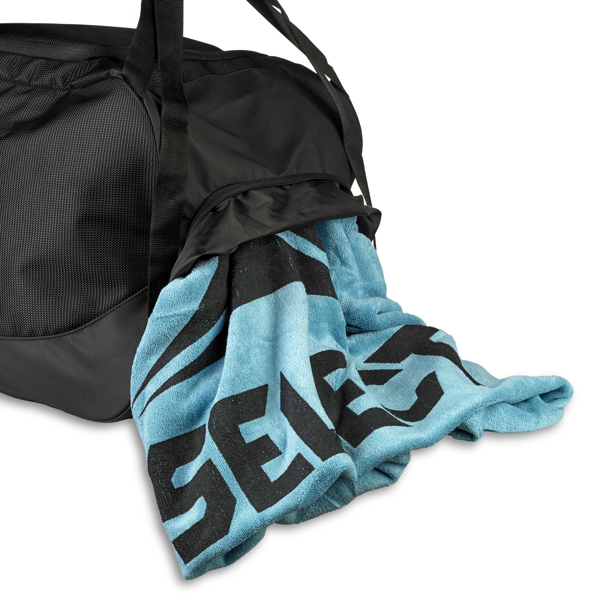 Nærbillede af sort Sportsbag v25 sportstaske med et blåt og sort logohåndklæde lagt over.