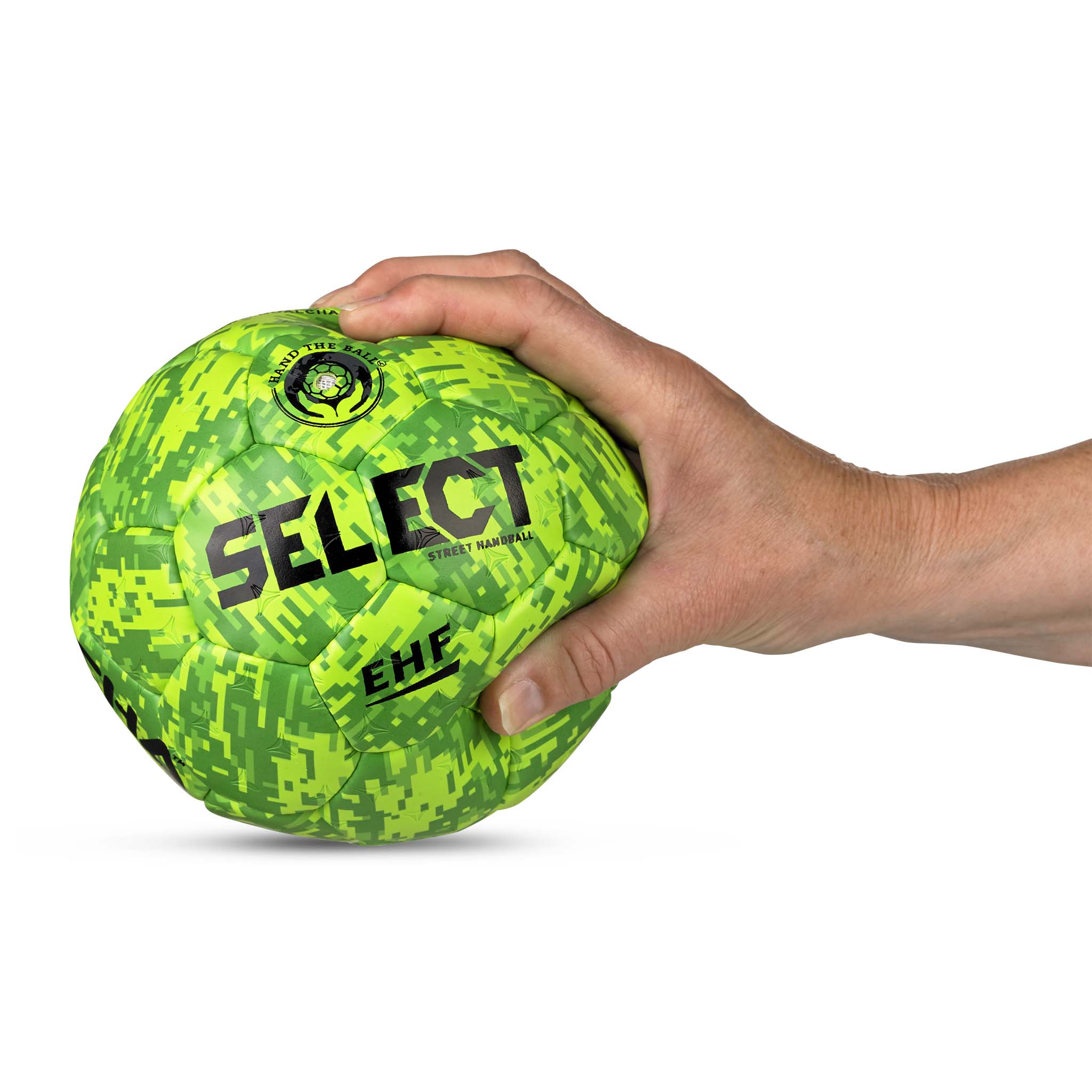 Nærbillede af grøn Goalcha Street Handball v25 holdt i hånden med camomønster og Select-logo.