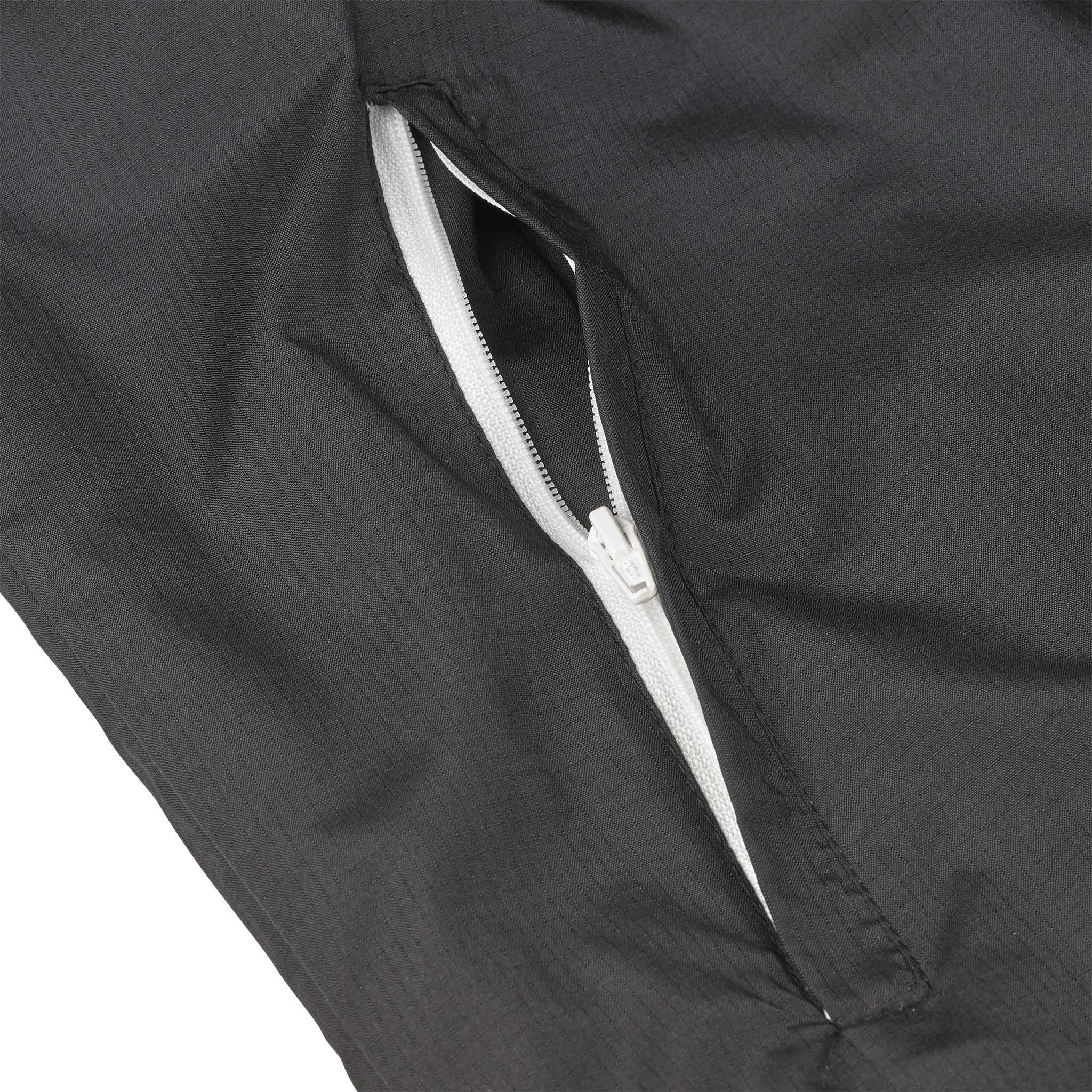 Nærbillede af sort Training jacket Spain v25, Match & Training wear, med detalje af hvid lynlåslomme.