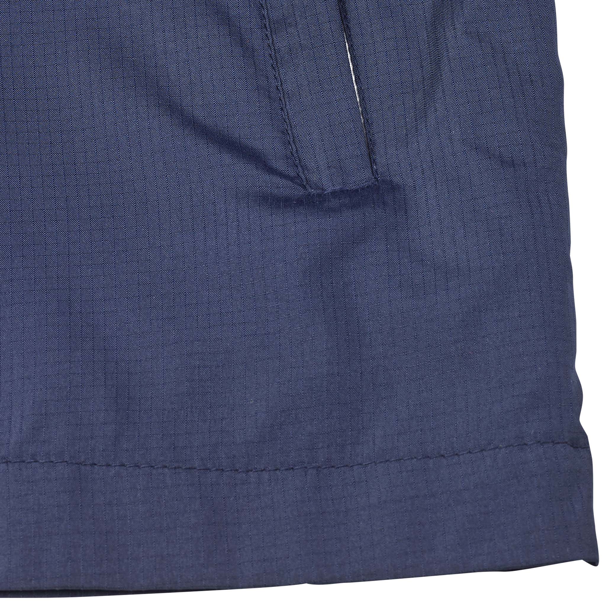 Nærbillede af marineblå Training jacket Spain v25, kamp- og træningstøj, med struktureret stof, syninger og lommedetalje.