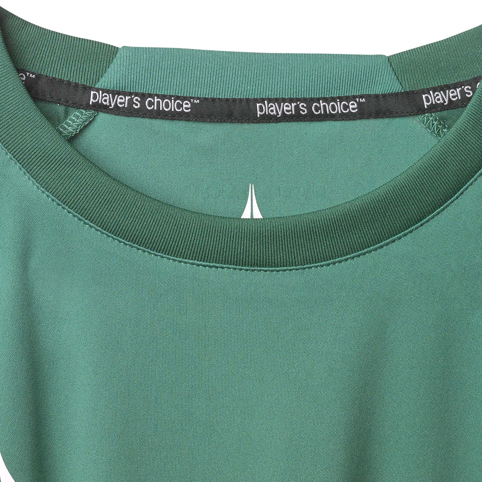 Closeup af grøn Player shirt L/S Spain v25, Match & Training wear, med hvid halskant og fodbold-branding