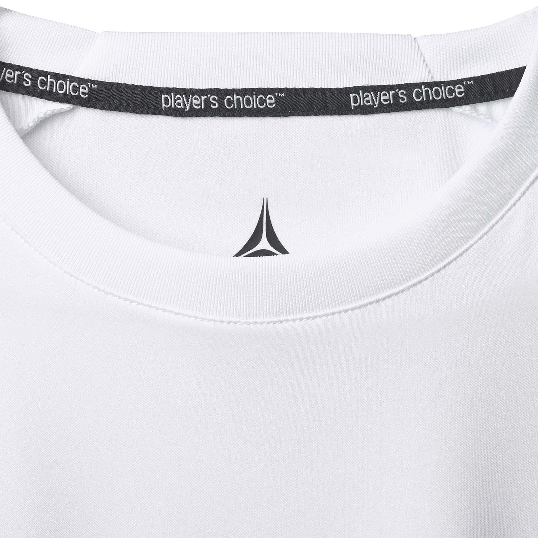 Nærbillede af hvid Player shirt L/S Spain v25, Match & Training wear, med halslinning, grå logo og player's choice-bånd.