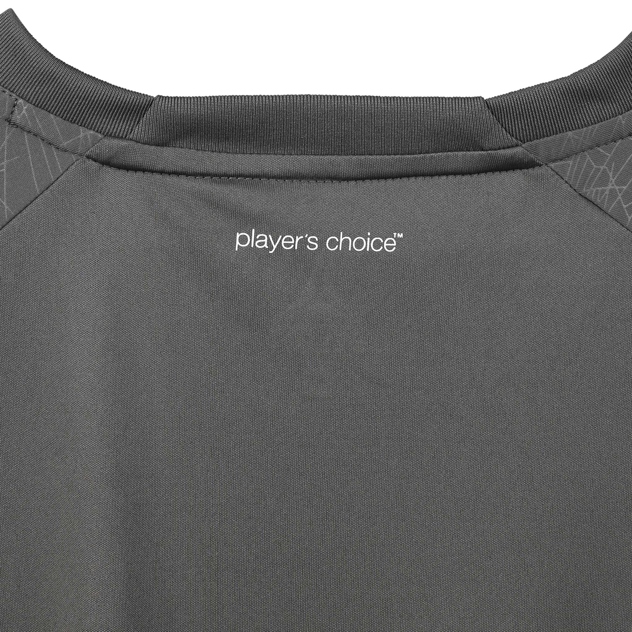 Closeup af grå Player shirt S/S Spain v25 fodbold kamp- og træningstøj, viser halslinning og hvidt player's choice-logo.