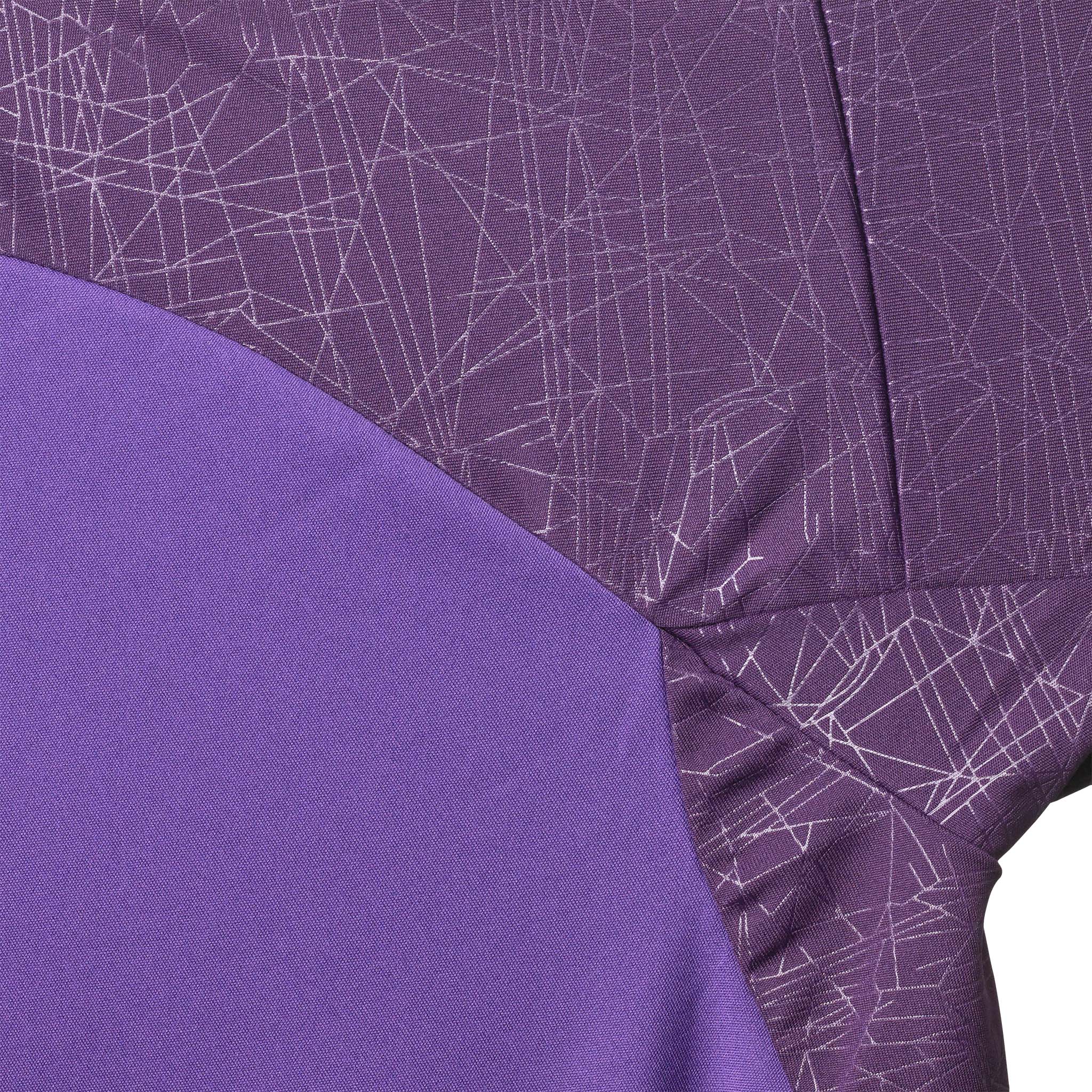 Nærbillede af Player shirt S/S Spain v25, Match & Training wear, lilla fodboldtrøje med hvidt geometrisk linjeprint