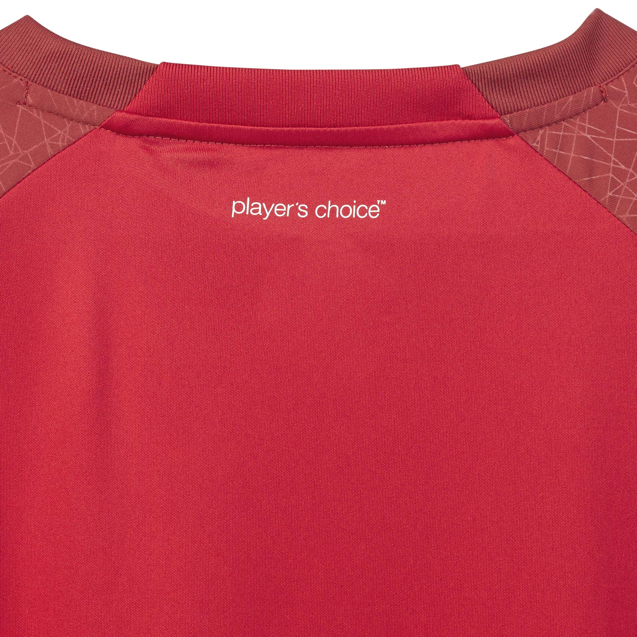 Closeup af rød Player shirt S/S Spain v25, fodbold Match & Training wear, med ryglogo og mønstrede skuldre.