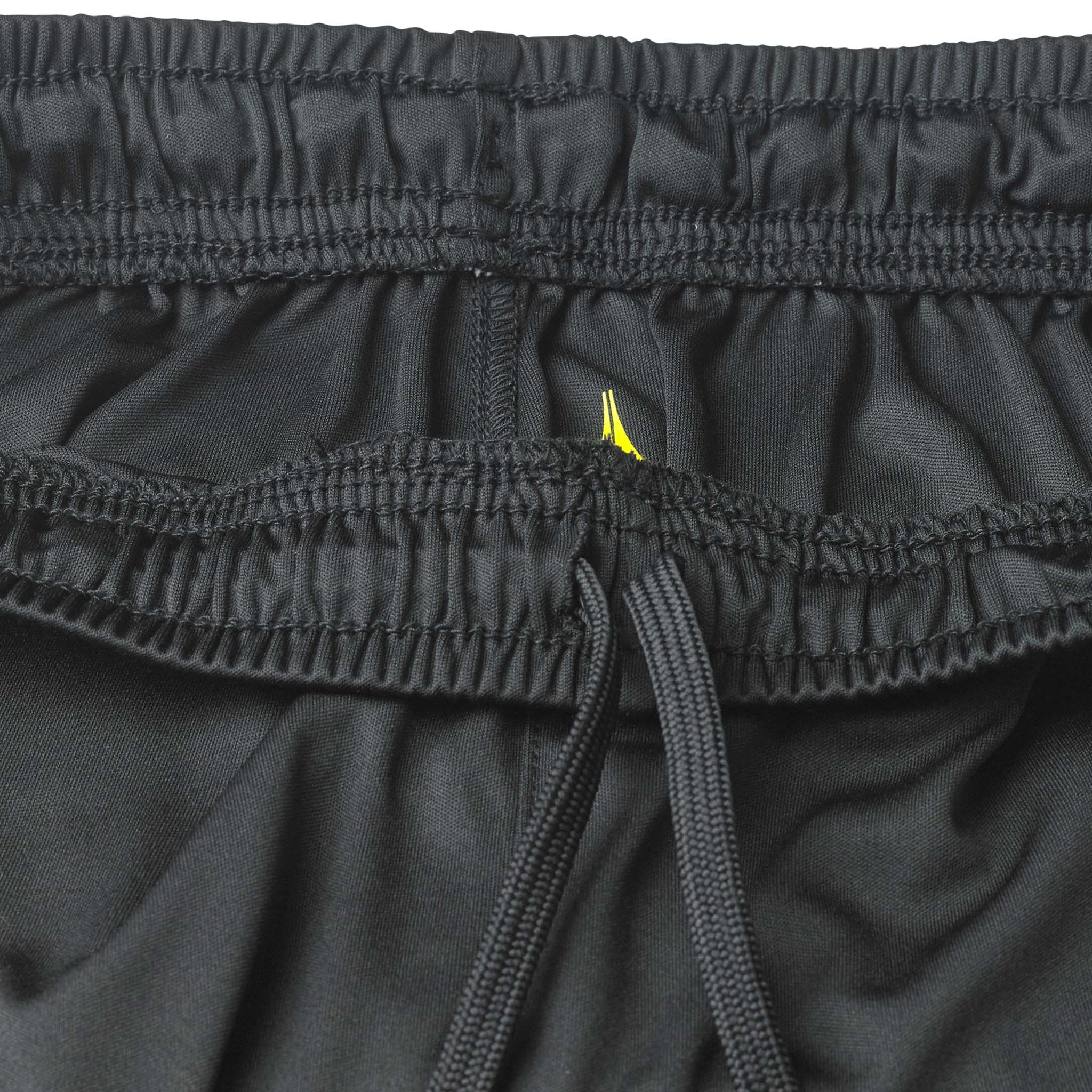 Nærbillede af sorte Player shorts Spain v25, Match & Training wear, med elastik i taljen, snøre og gul detalje