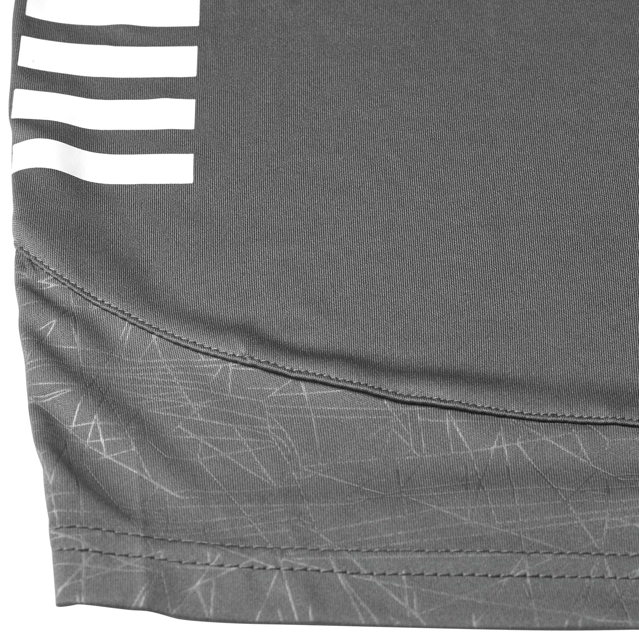 Nærbillede af grå Player shorts Spain v25, Match & Training wear, med hvide striber og geometrisk mønster
