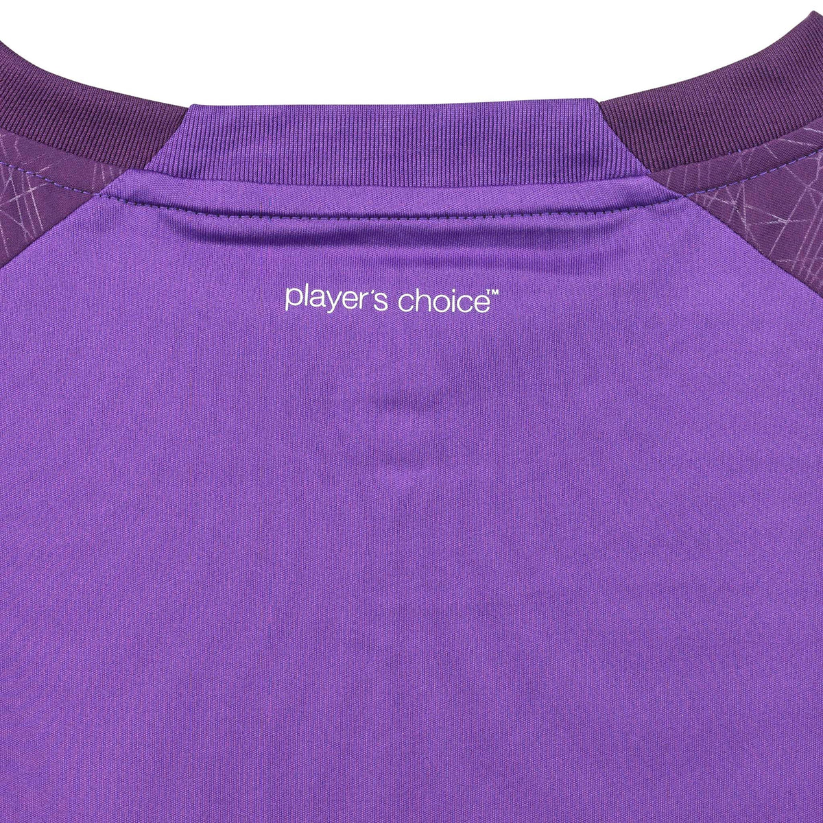 Nærbillede af lilla Player shirt S/S Spain woman v25, Match & Training wear, med hvid "player's choice"-tekst og ribkant.