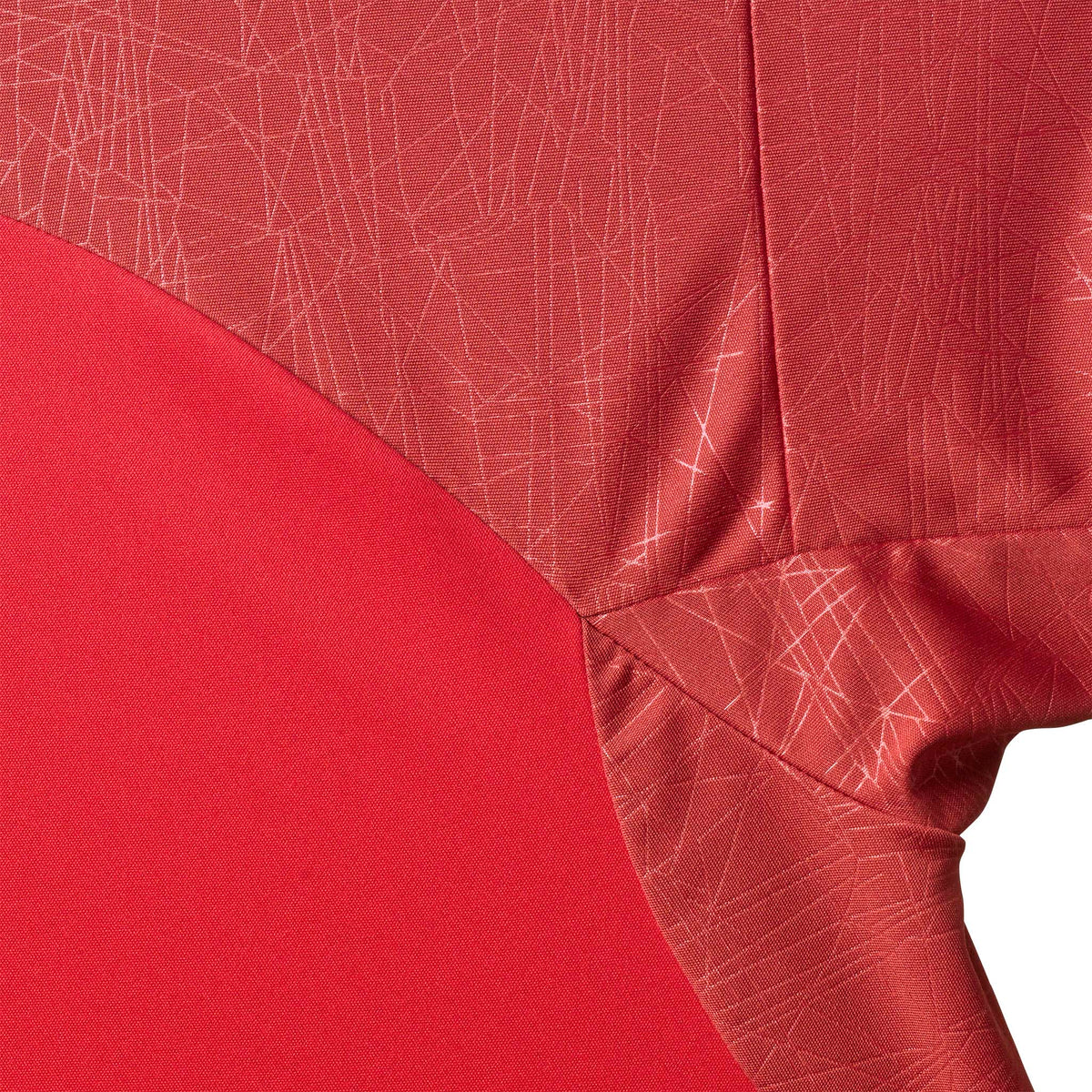 Nærbillede af Player shirt S/S Spain woman v25, Match & Training wear, i rød med hvidt geometrisk mønster.