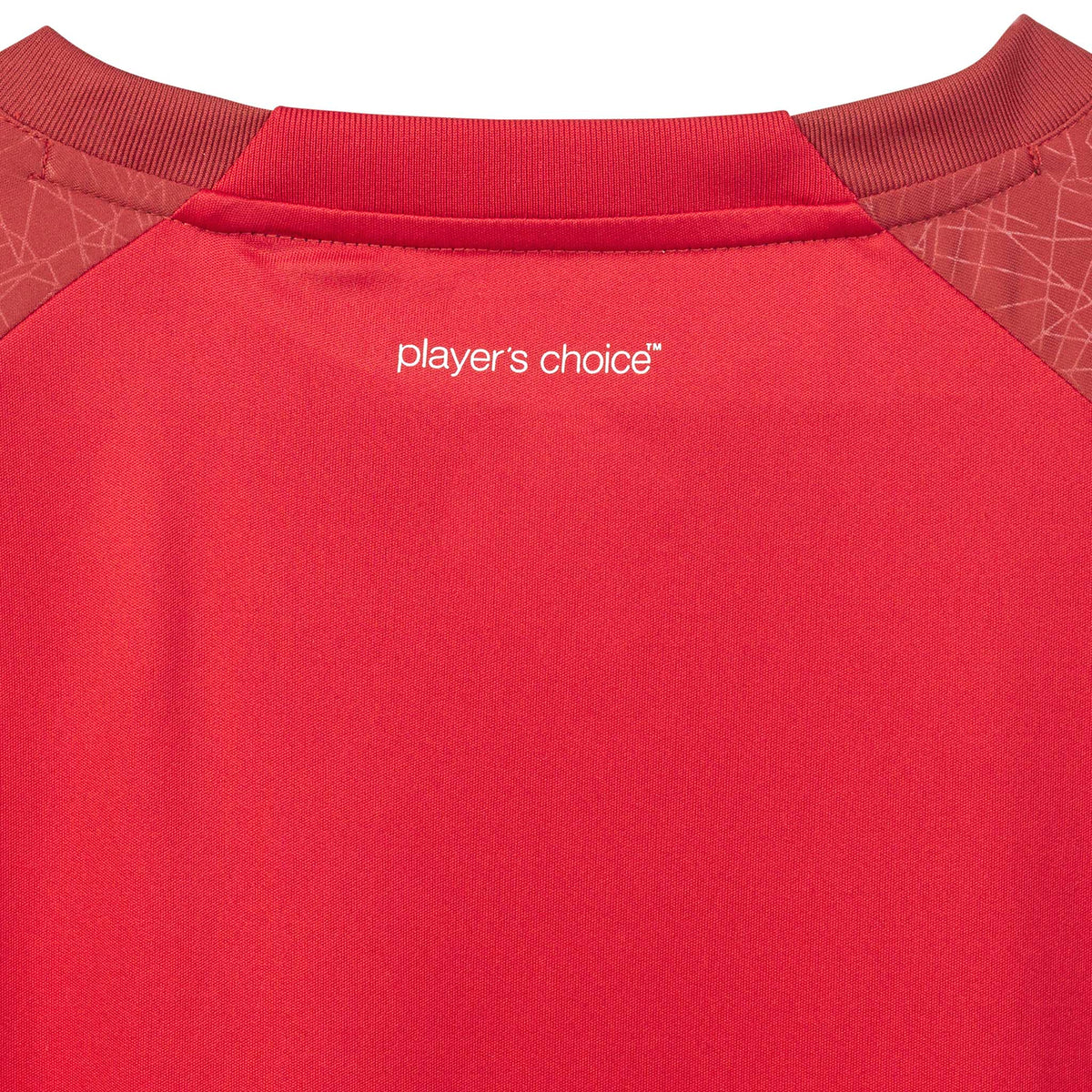 Nærbillede af rød Player shirt S/S Spain woman v25, Match & Training wear, med hvidt "player's choice"-print og mønstrede skuldre.
