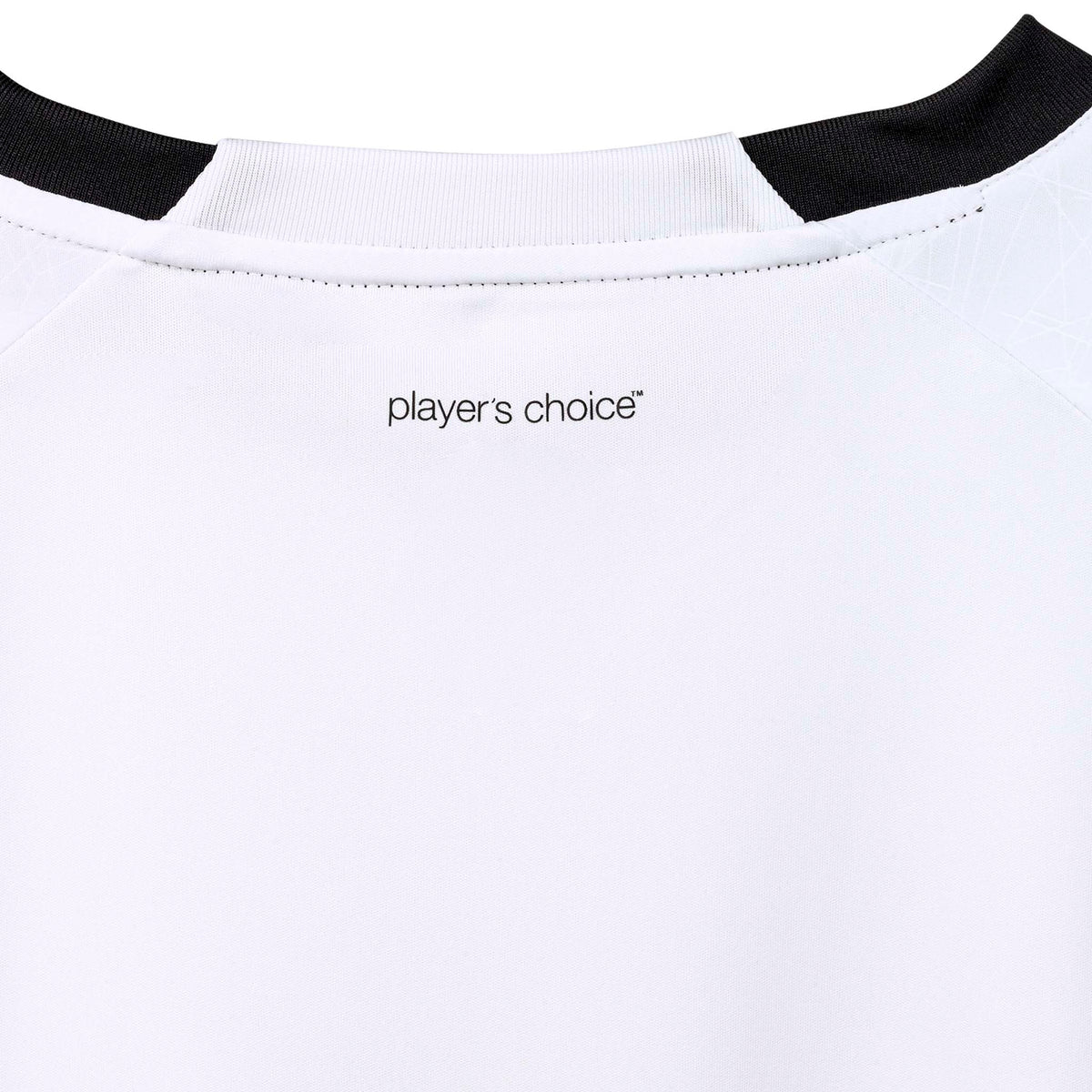 Nærbillede af hvid Player shirt S/S Spain woman v25, Match & Training wear, sort krave, 'player's choice'-tekst