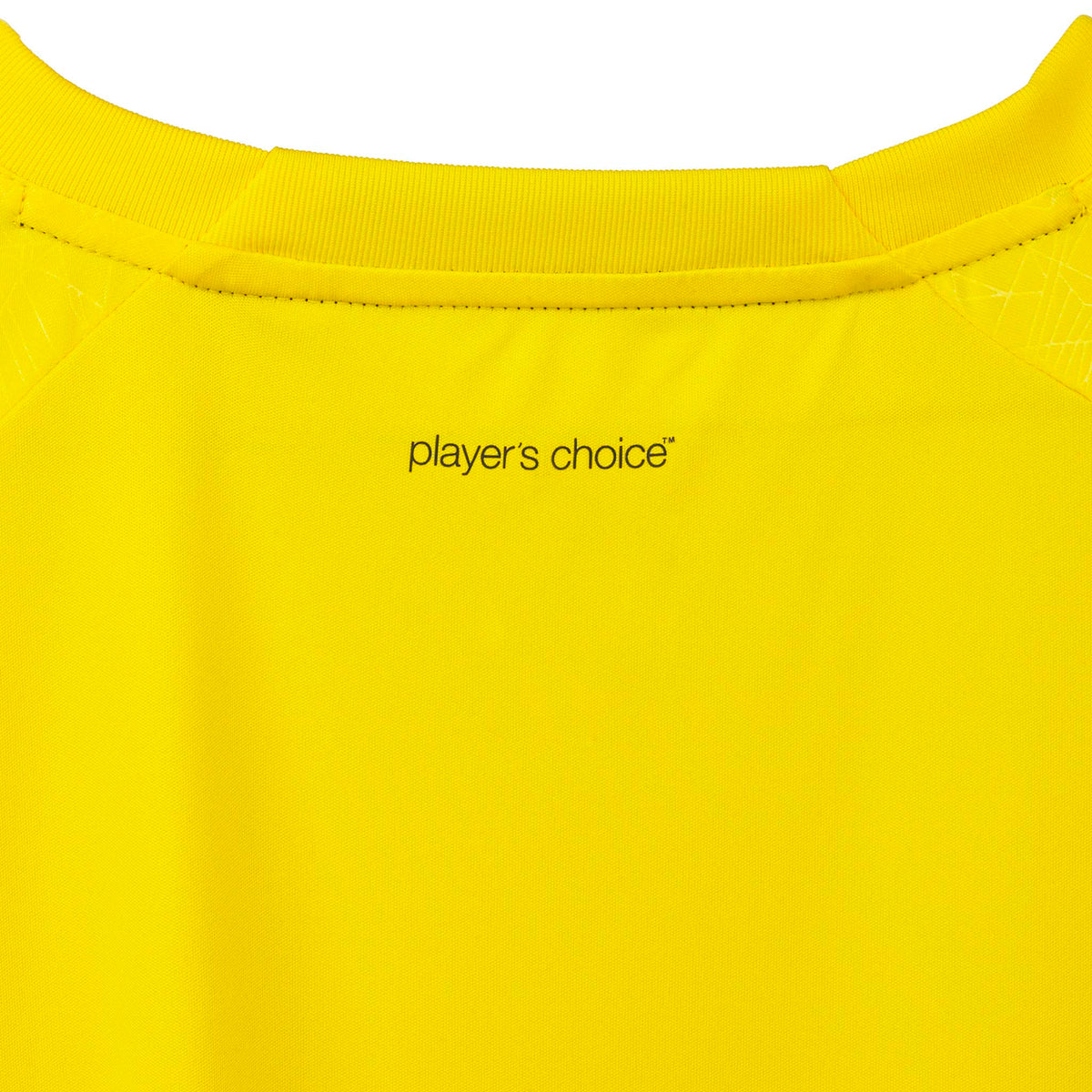 Nærbillede af gul Player shirt S/S Spain woman v25, Match & Training wear, med 'player's choice'-tryk og halsudskæring.