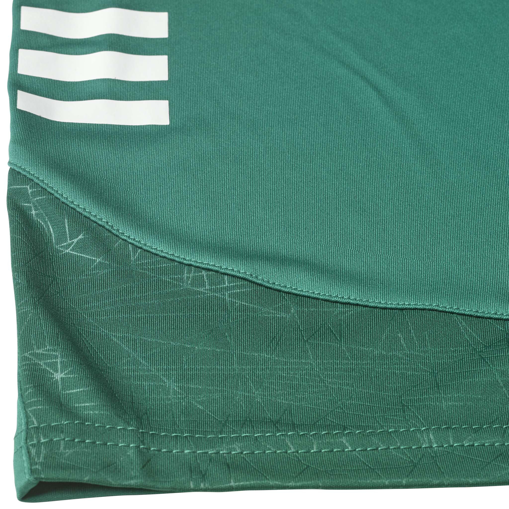 Nærbillede af grønne Player shorts Spain woman v25, Match & Training wear, med hvide striber og mønstret kantdetalje