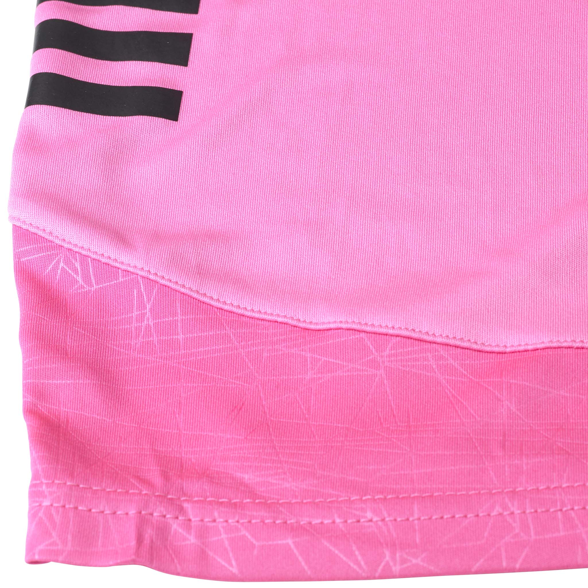 Closeup af Player shorts Spain woman v25, Match & Training wear, i pink med sorte striber og mønstret stofdetalje.