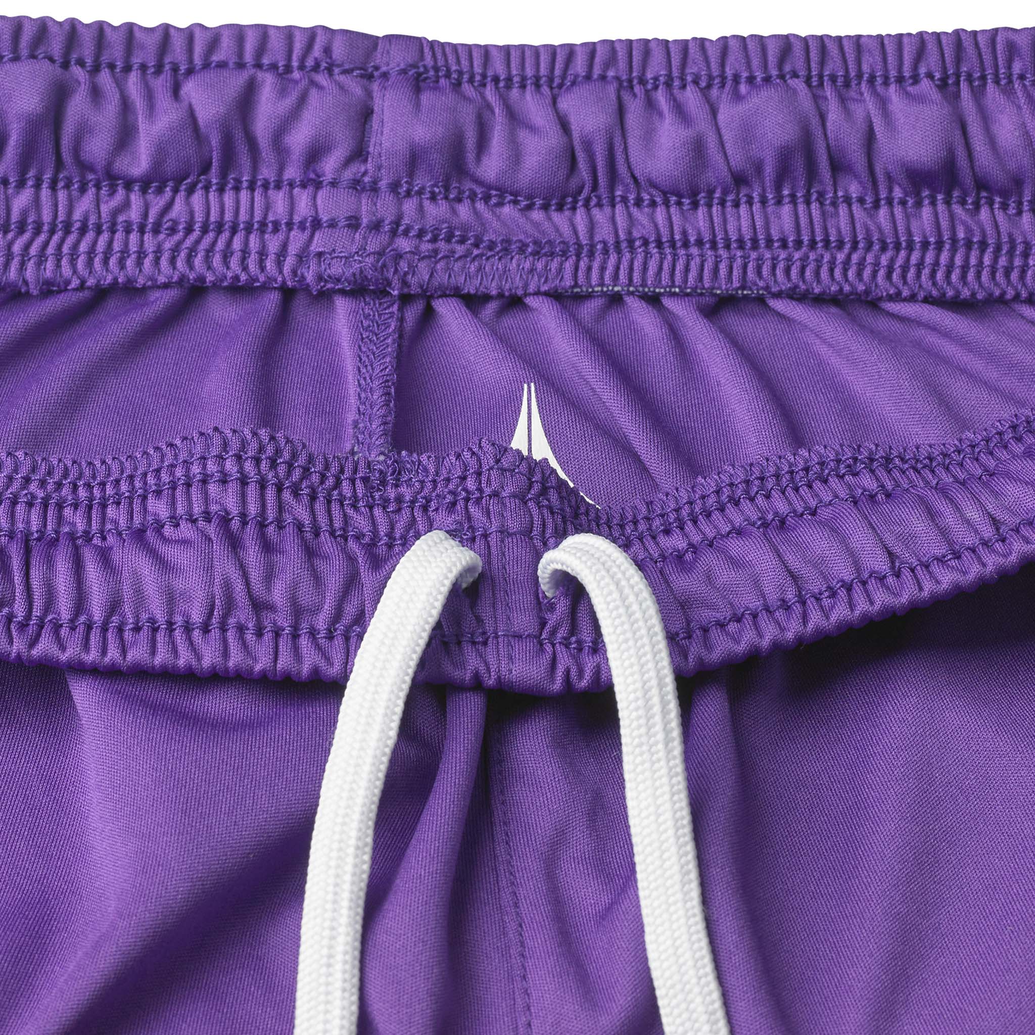 Closeup af lilla Player shorts Spain woman v25, Match & Training wear, hvid snor og logo på linningen.