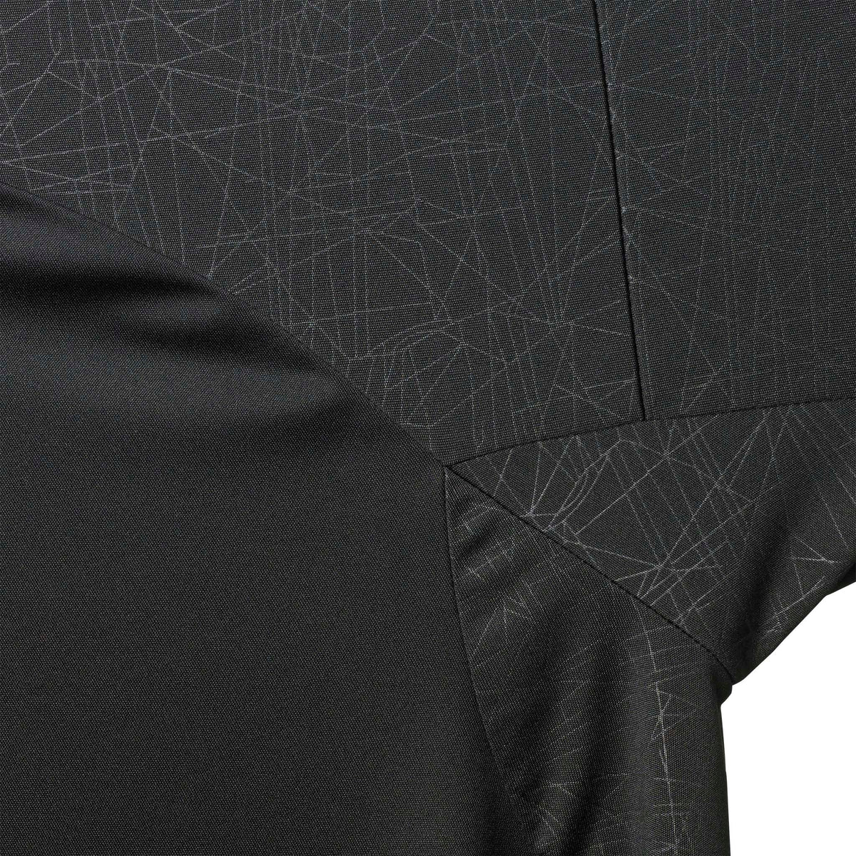 Nærbillede af Player shirt S/S Spain woman v25, Match & Training wear, sort stof med gråt geometrisk linjemønster