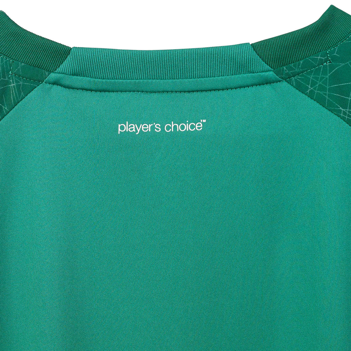 Nærbillede af grøn Player shirt S/S Spain woman v25, fodbold Match & Training wear, hvidt logo på ryggen