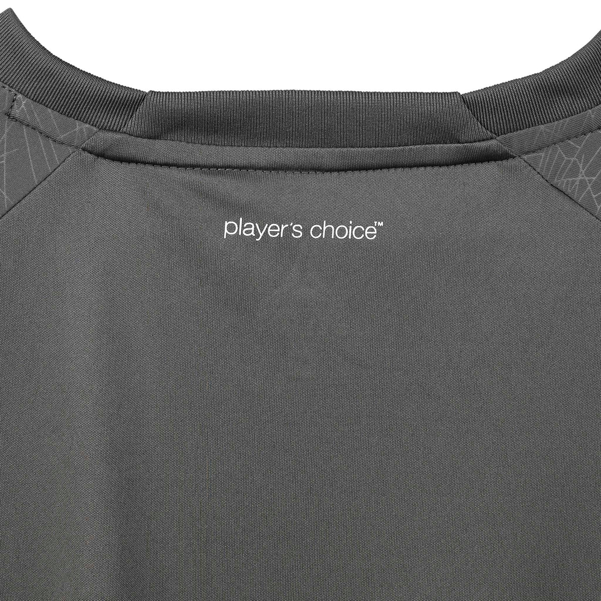 Nærbillede af grå Player shirt S/S Spain woman v25, Match & Training wear, halsudskæring med hvidt "player's choice"-print.