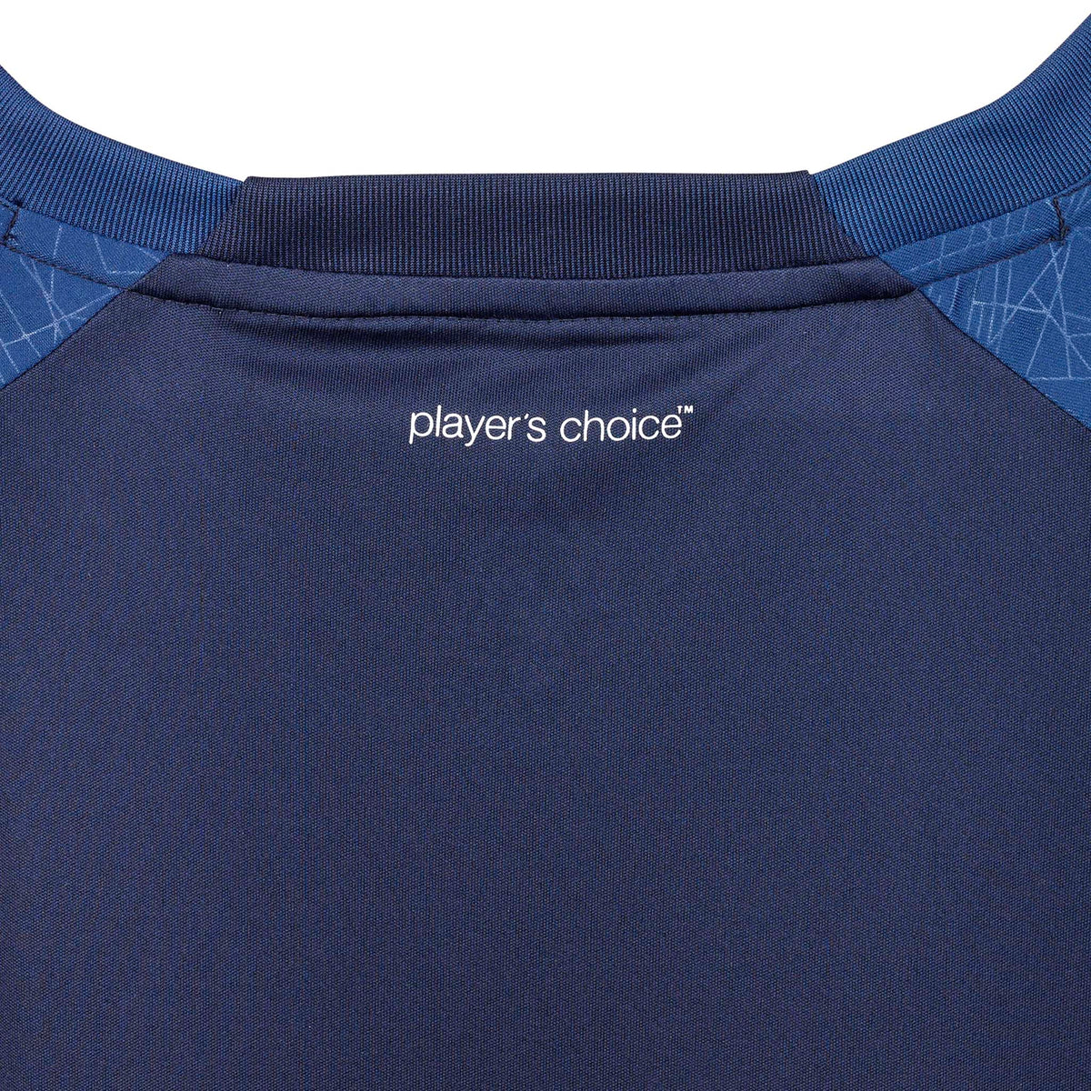 Nærbillede af marineblå Player shirt S/S Spain woman v25, Match & Training wear, hvidt "player's choice"-logo på nakke