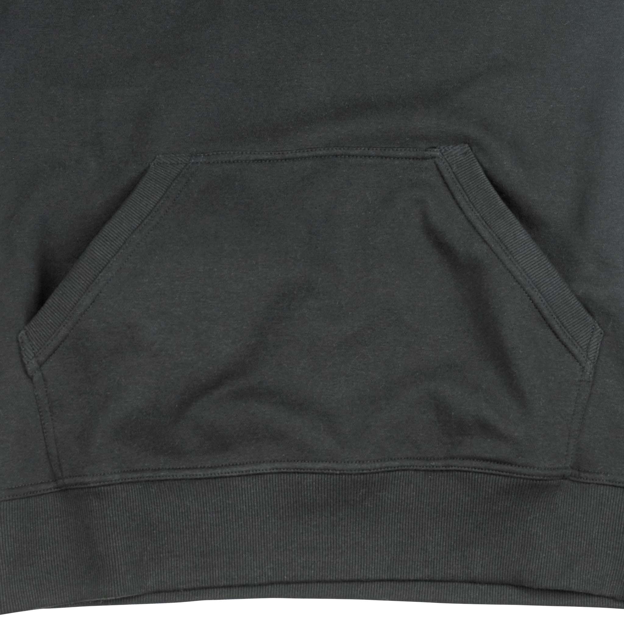 Nærbillede af sort Hoodie Oxford v25 fritidstøj med kængurulomme og ribkant.