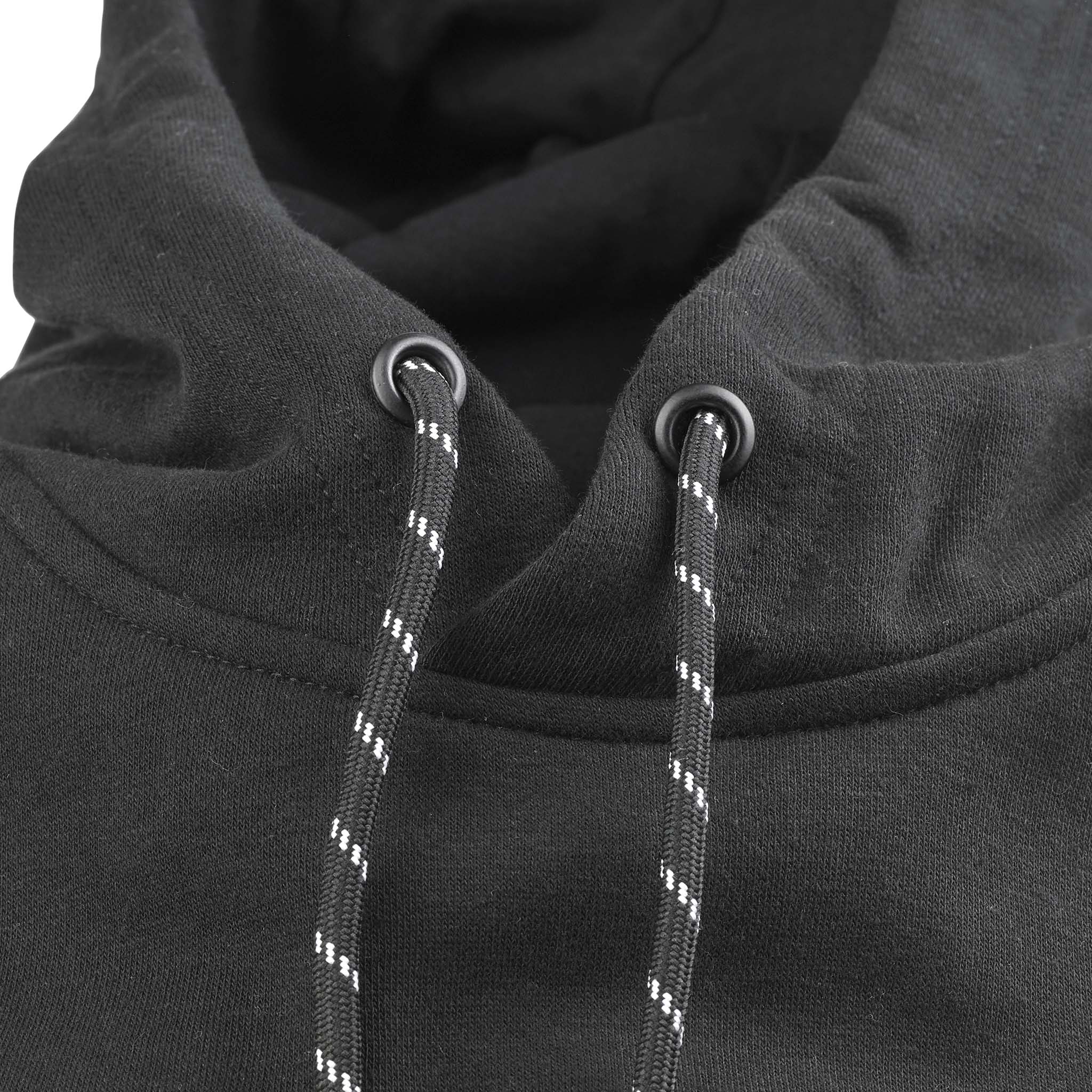 Nærbillede af sort Hoodie Oxford v25 fritidstøj med hætte, metaløjer og mønstrede snore.