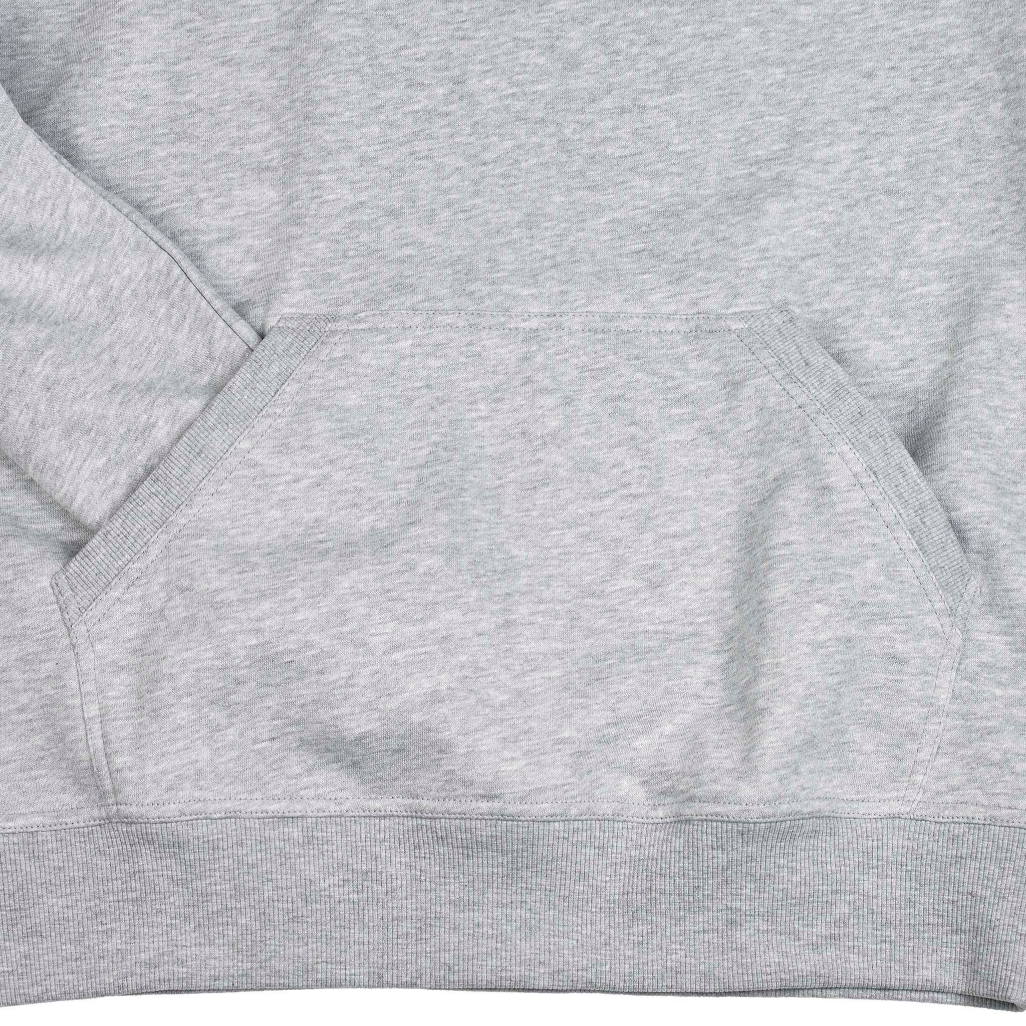 Nærbillede af grå Hoodie Oxford v25 fritidstøj med kænguru-lomme og ribkant