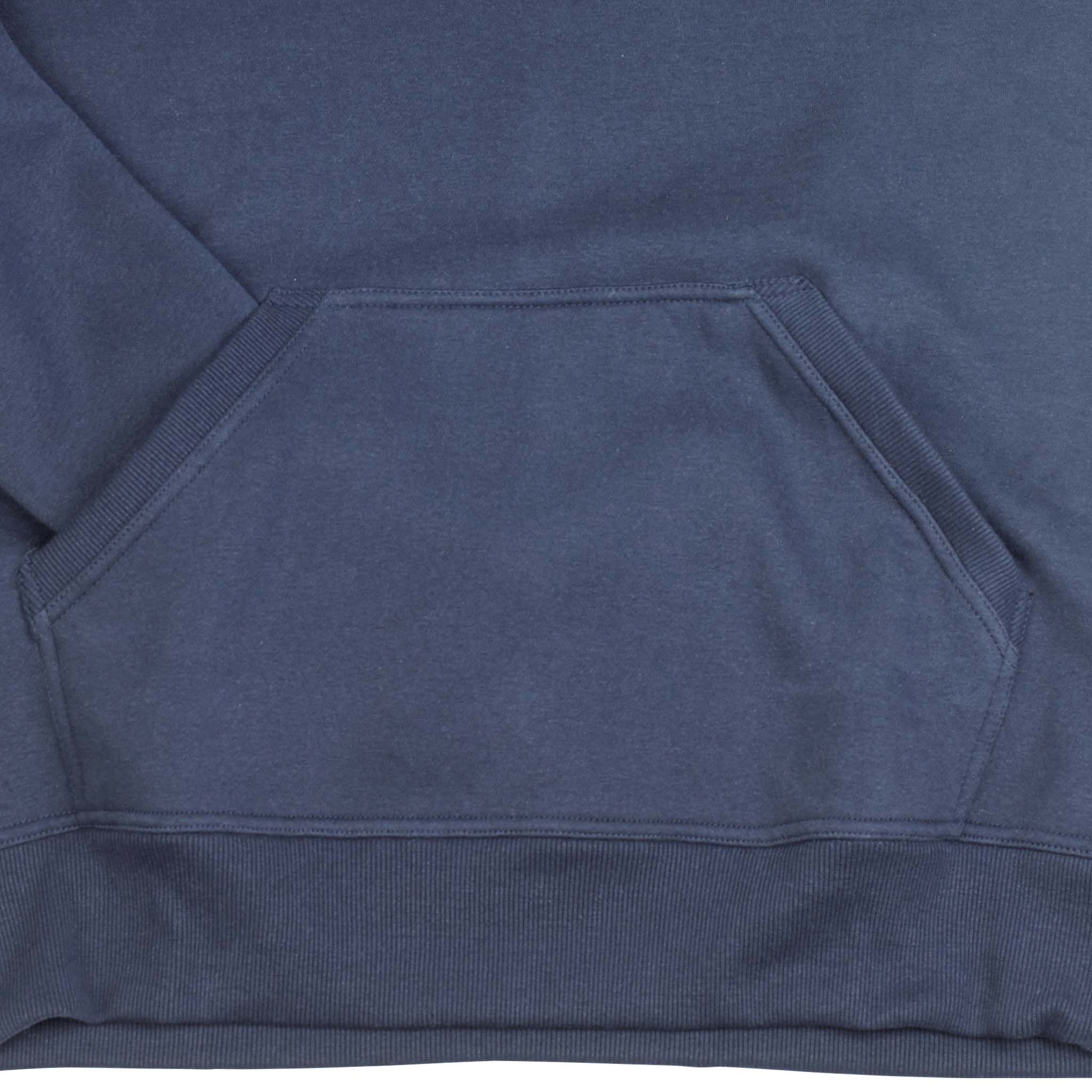 Nærbillede af marineblå Hoodie Oxford v25 fritidstøj med kængurulomme og ribkant.