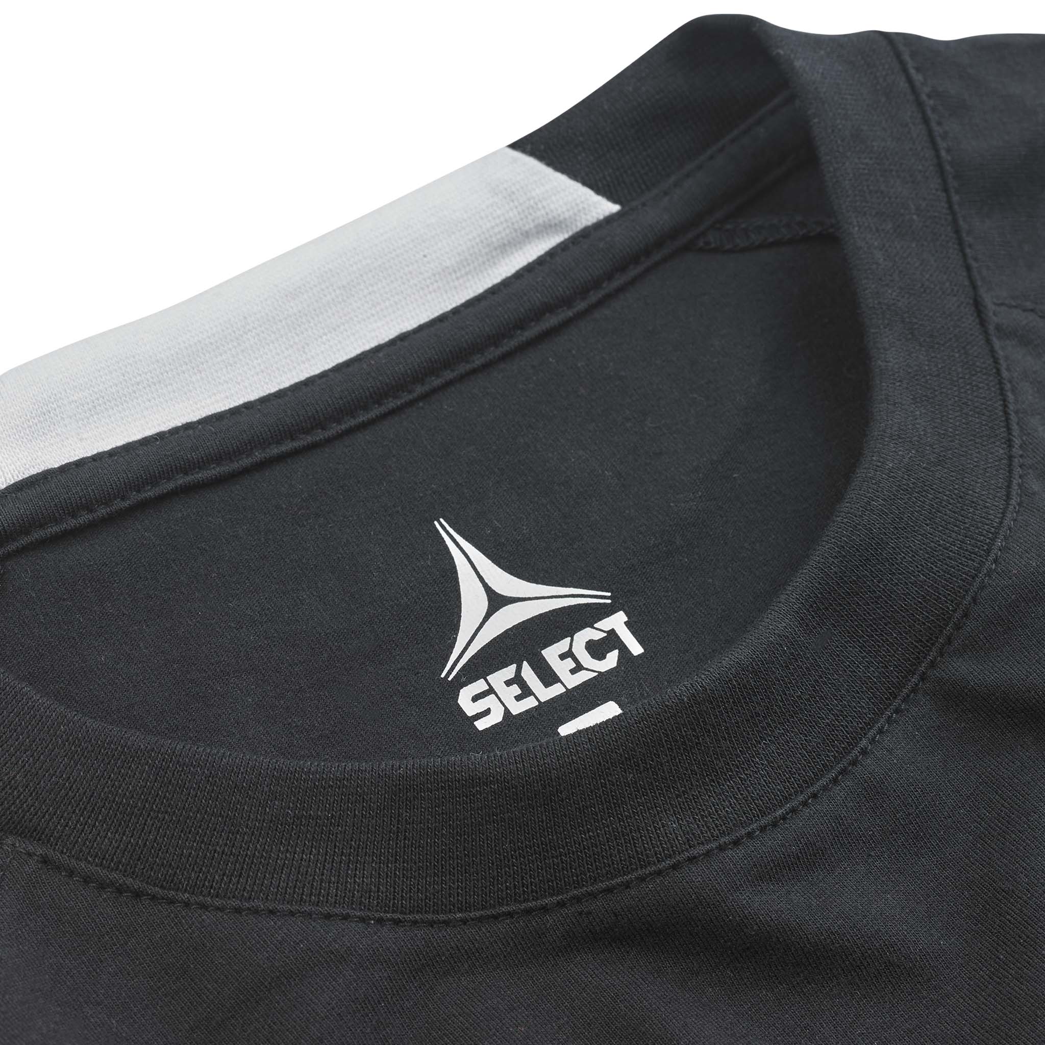 Closeup af sort T-Shirt Oxford v25 fritidstøj med hvidt Select-logo og ribbet rund hals.
