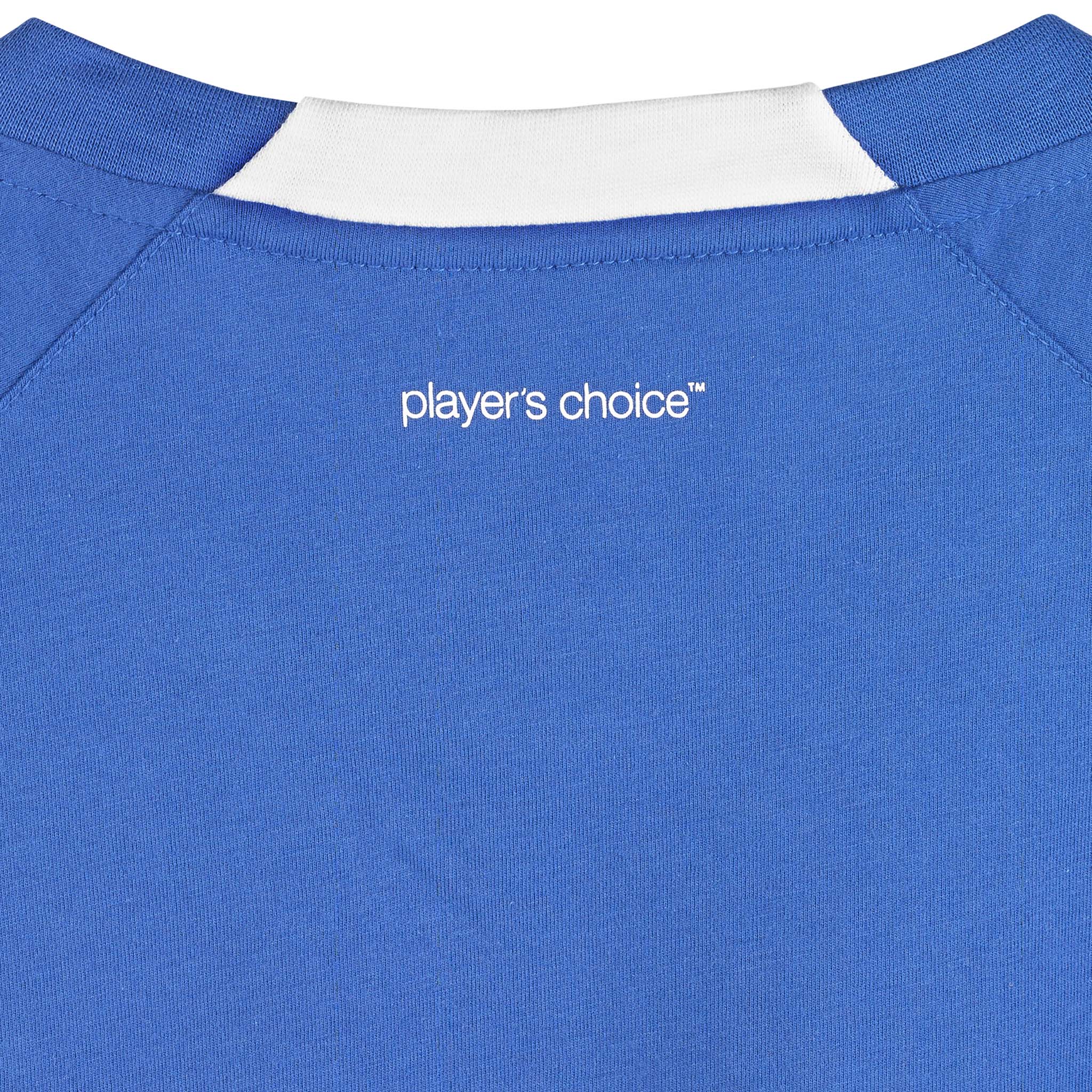 Nærbillede af blå T-Shirt Oxford v25 fritidstøj, viser krave med hvid kant og player's choice-tryk.