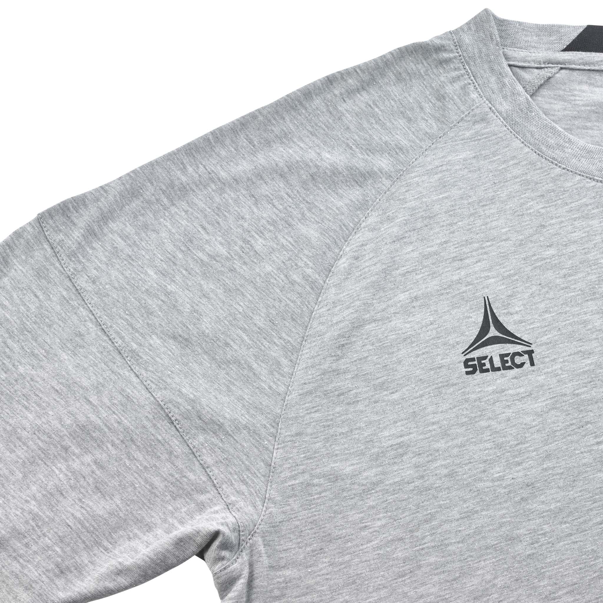 Closeup af grå T-Shirt Oxford v25 fritidstøj, der viser stoffets tekstur og mørkt Select-logo på brystet.