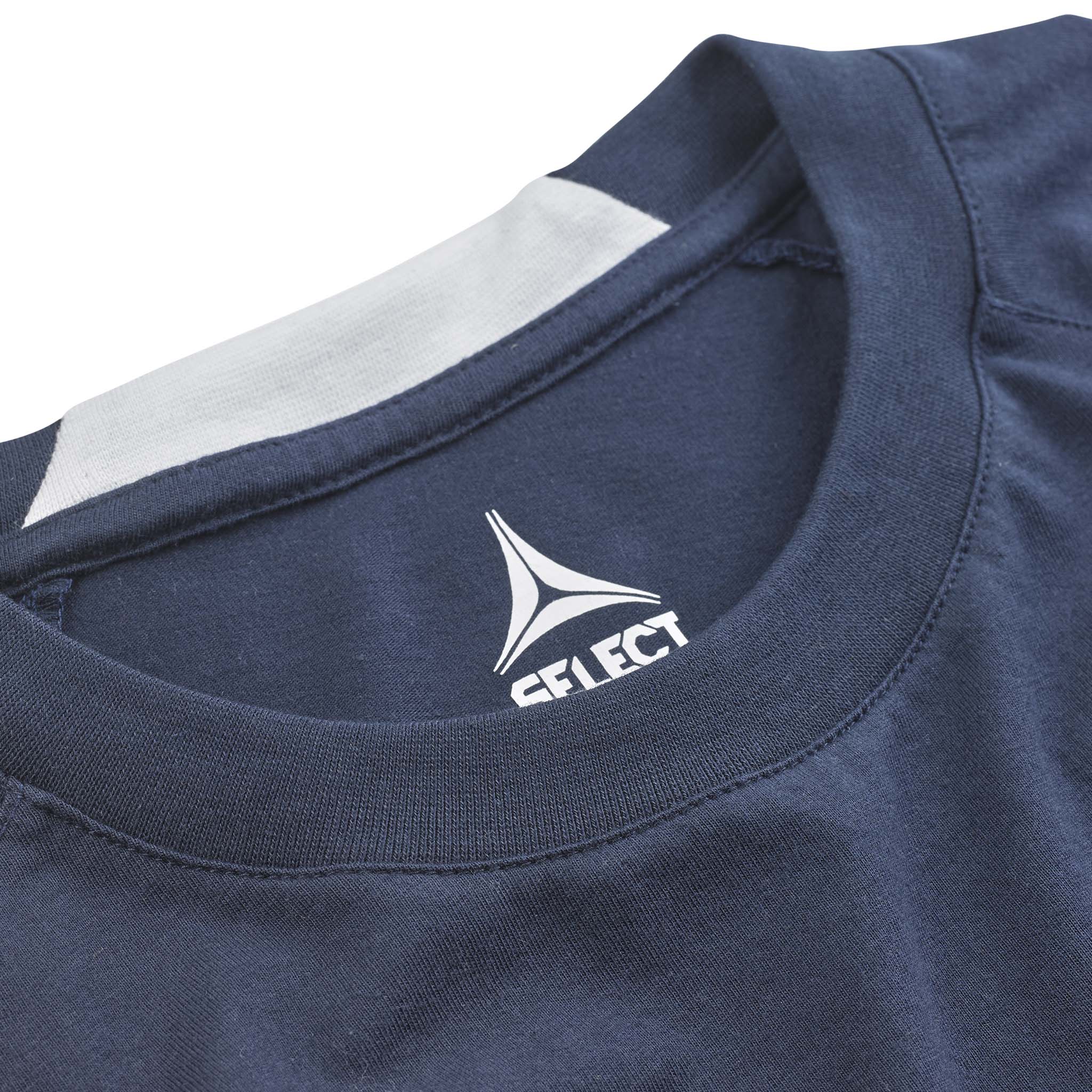 Nærbillede af marineblå T-Shirt Oxford v25 fritidstøj med hvidt logo og halsudskæring.