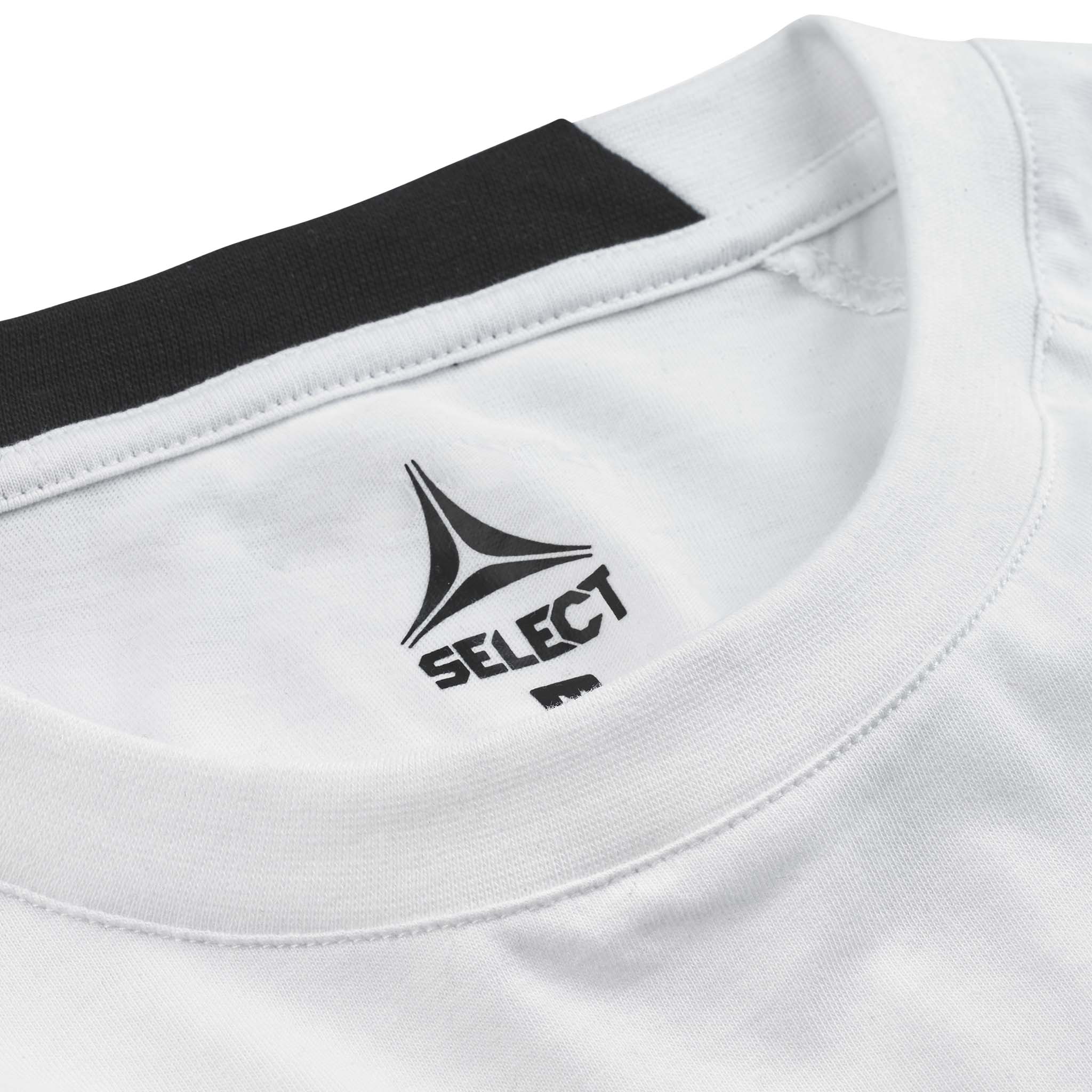 Nærbillede af hvid T-Shirt Oxford v25 fritidstøj med halsudskæring, sort Select-logo og kantdetalje.